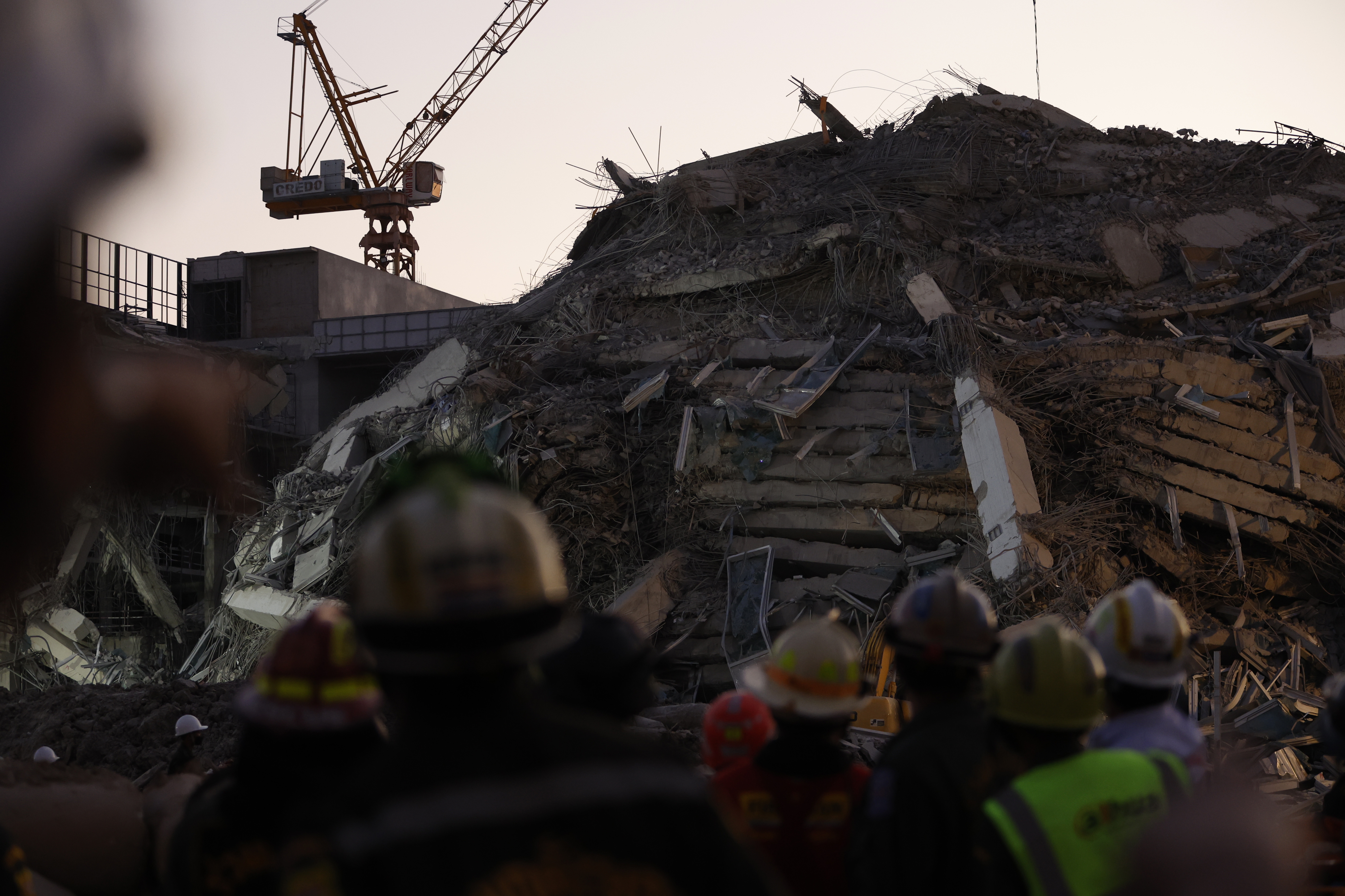 Bangkok (Thailand), 28/03/2025.- Rescue workers search for survivors at the site of a collapsed building following an earthquake in Bangkok, Thailand, 28 March 2025. According to the National Institute for Emergency Medicine, 70 construction workers are missing at the site following a 7.7-magnitude earthquake that struck Myanmar and caused tremors that could be felt in neighboring Thailand. (Terremoto/sismo, Birmania, Tailandia) EFE/EPA/RUNGROJ YONGRIT