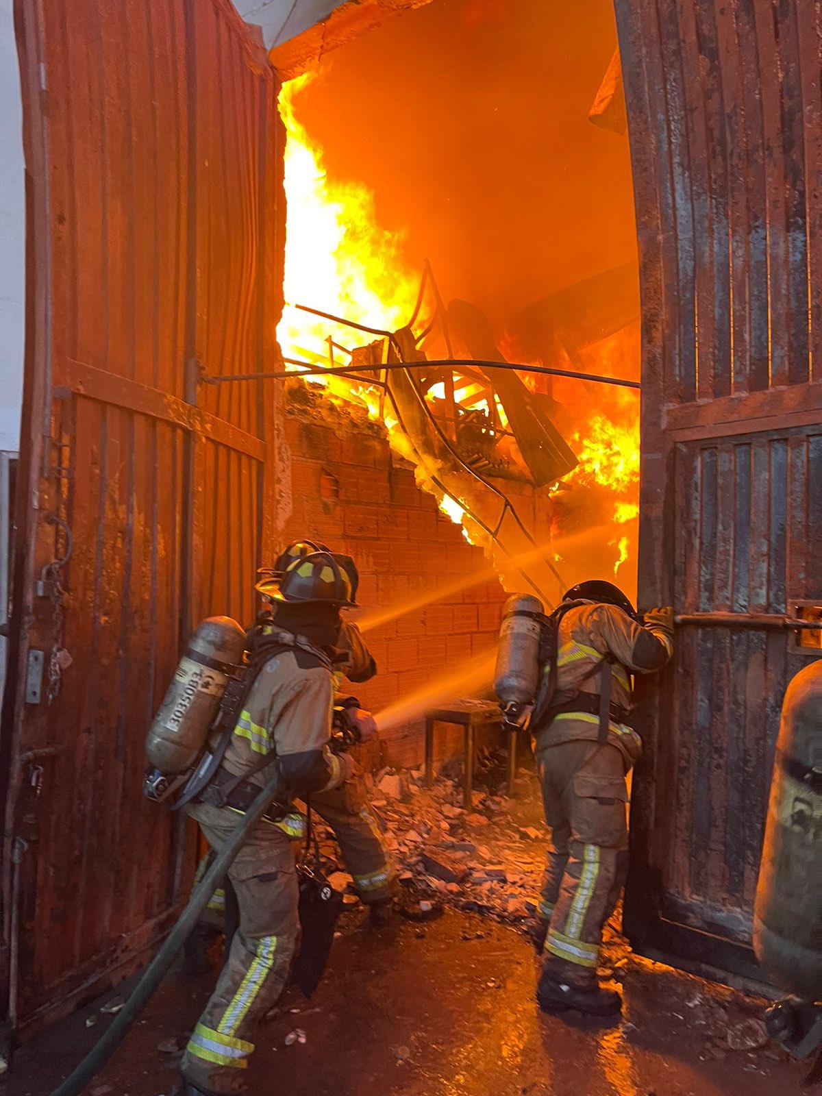 Controlan en un 80 % incendio que se desató en cercanías del Terminal del Sur