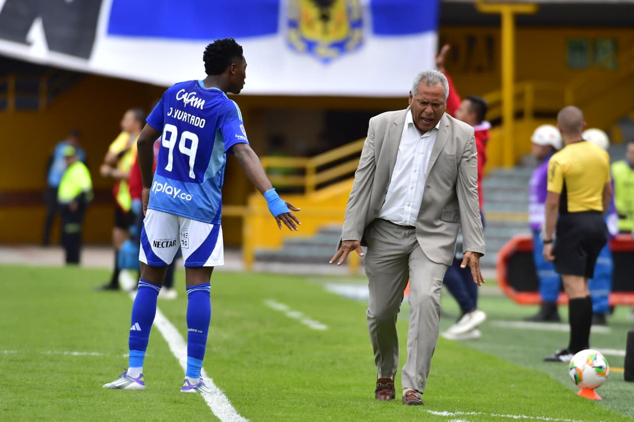 Millonarios venció 3–2 a Fortaleza en El Campín con tripleta de Beckham David Castro y logró un triunfo crucial que lo mantiene en la pelea por entrar al grupo de los ocho en la Liga BetPlay 2025. El equipo de Hernán Torres presionó alto, recuperó en campo rival y fue letal en los momentos clave, aunque volvió a fallar varias opciones claras. Fortaleza dominó la posesión y complicó en el cierre de cada tiempo con goles de Jhon Velásquez y Sebastián Valencia, este último de penalti en el 90+1, pero no pudo evitar que Millonarios le quitara el invicto.