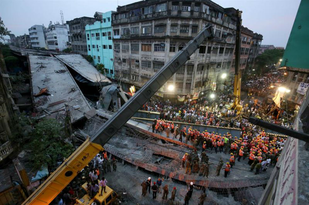 Estas imágenes retratan el drama en India tras colapso de puente
