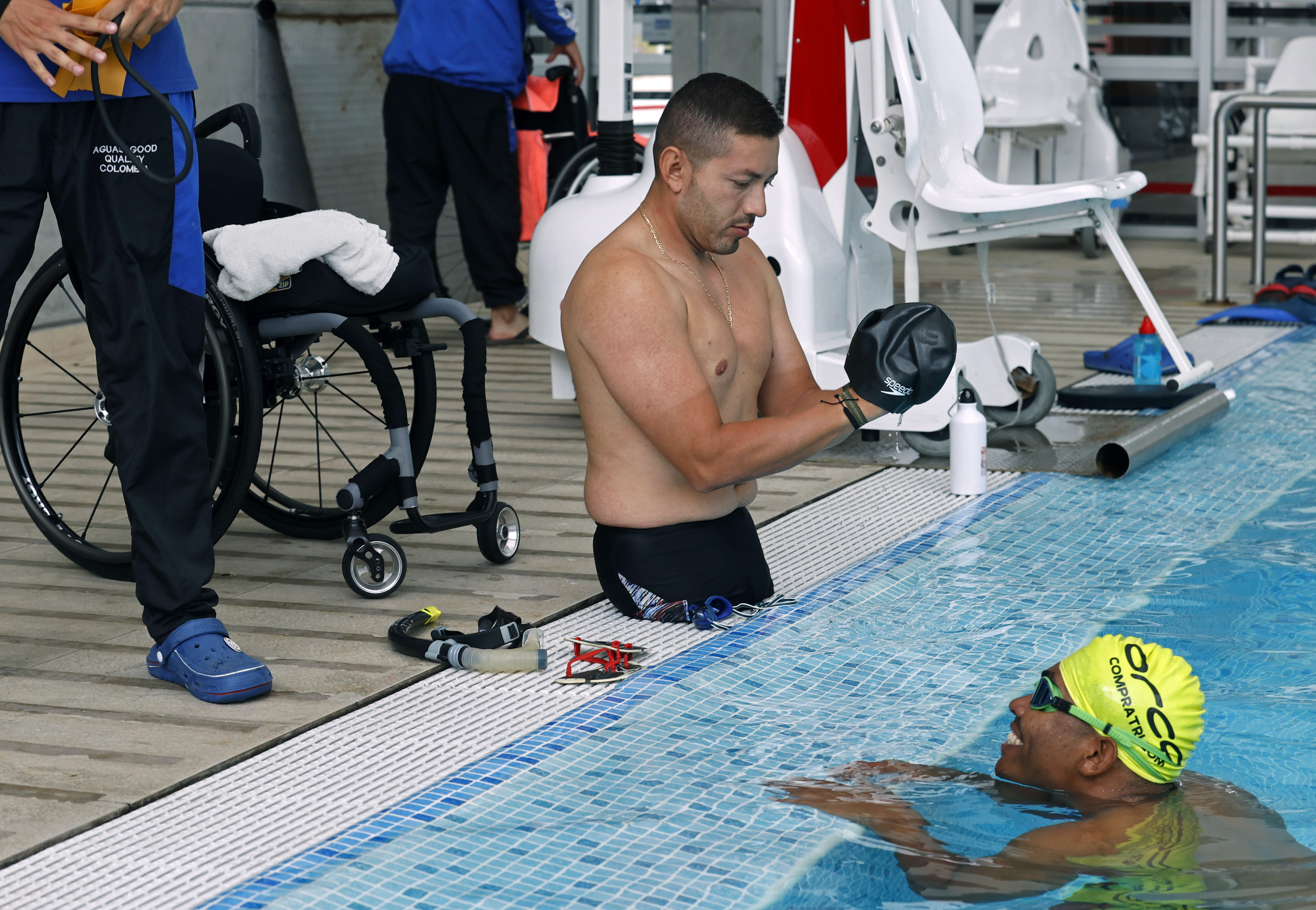 ACOMPAÑA CRÓNICA: POLIDEPORTIVO COLOMBIA***BOG200. BOGOTÁ. (COLOMBIA), 01/09/2023.- El veterano de guerra Camilo Castellanos (c) realiza una práctica de natación, el 24 de agosto de 2023 en Bogotá (Colombia). Veinte veteranos de guerra colombianos, con discapacidades provocadas durante el conflicto armado, quieren hacer historia representando a su país en los Juegos Invictus que se celebrarán del 7 al 17 de septiembre en la ciudad de Dusseldorf (Alemania) y en los que Colombia se convertirá en el primer país latinoamericano que participa. Castellanos sufrió desarticulación de miembro inferior bilateral durante su labor como soldado colombiano. EFE/Mauricio Dueñas Castañeda