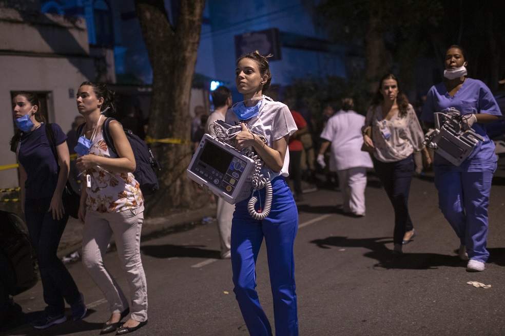 Según informaciones preliminares del hospital, el fuego se inició a raíz de "un cortocircuito en el generador" de uno de los edificios del complejo médico y "el humo se propagó a todos los pisos del edificio antiguo".