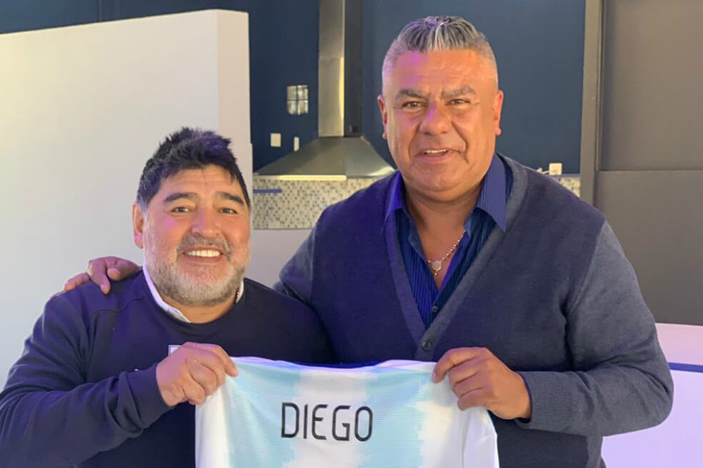 «Chiqui» Tapia visita a Maradona en la sede de Gimnasia