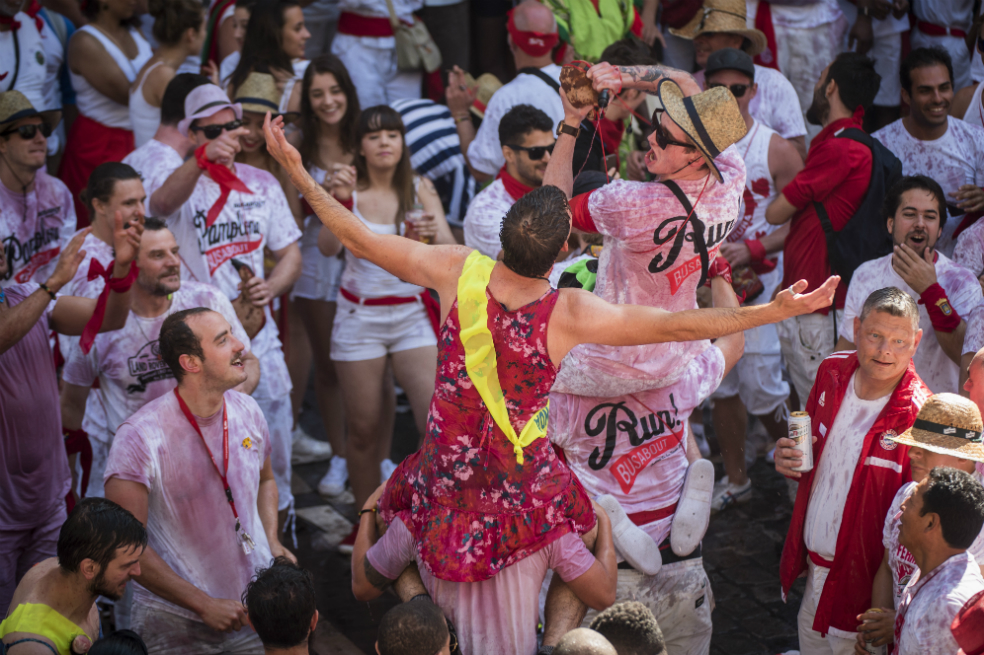 Imágenes del primer encierro de toros de las Fiestas de San Fermín, en España