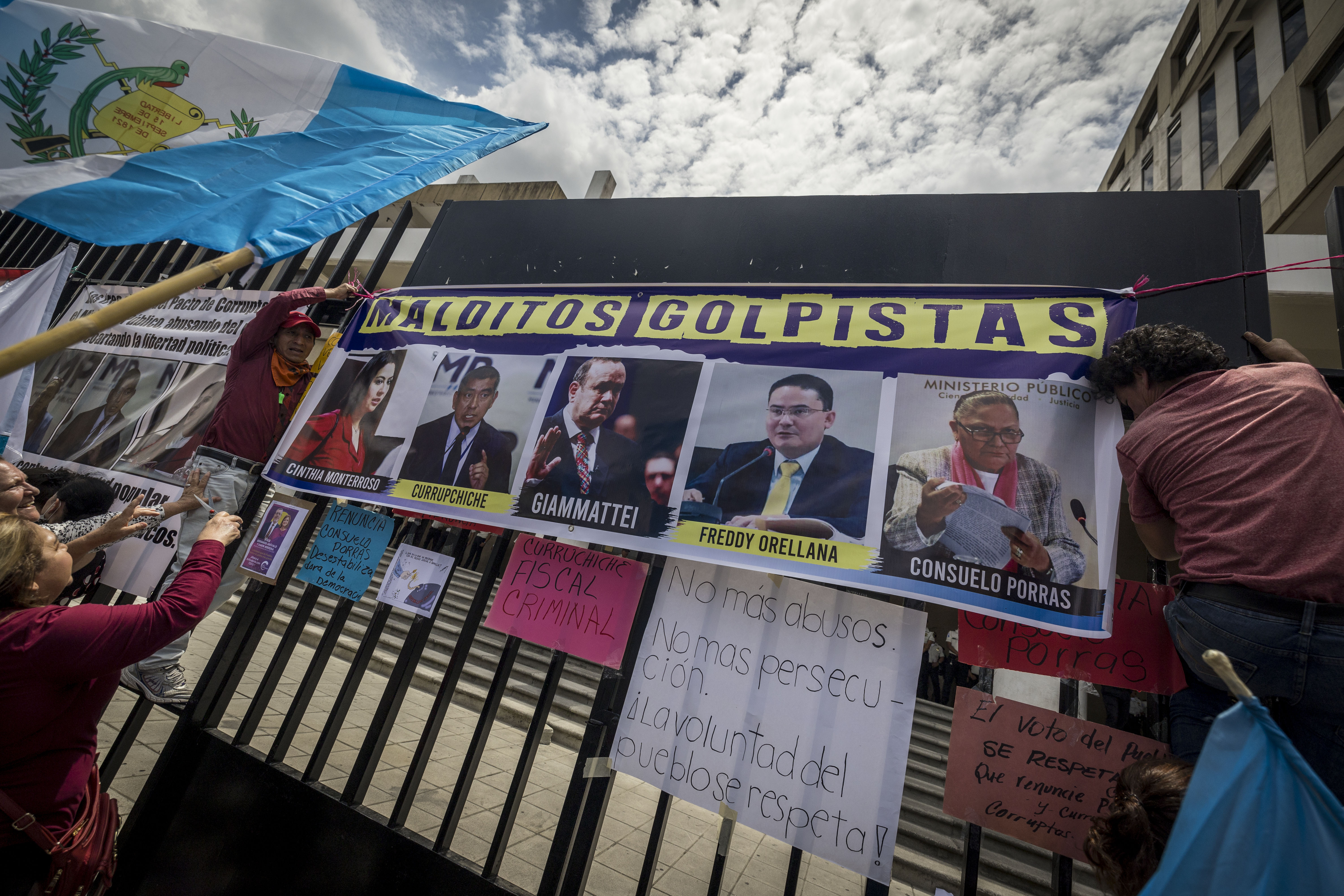 Protestas en Guatemala piden la renuncia de las dos cabezas de la Fiscalía