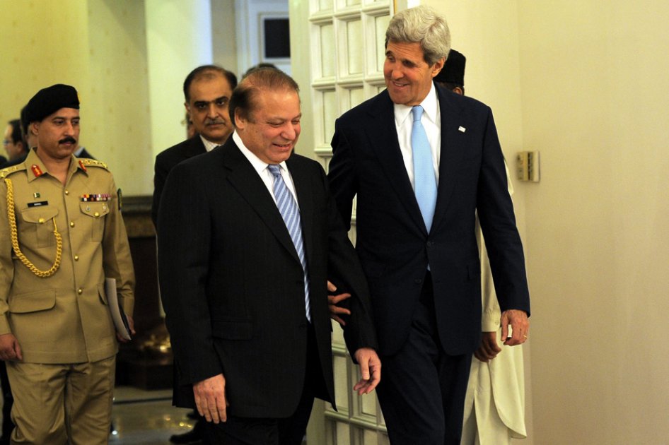 El primer ministro de Pakistán, Nawaz Sharif (i), conversa con el secretario de Estado de los Estados Unidos, John Kerry, durante su encuentro en Islamabad (Pakistán)./ EFE