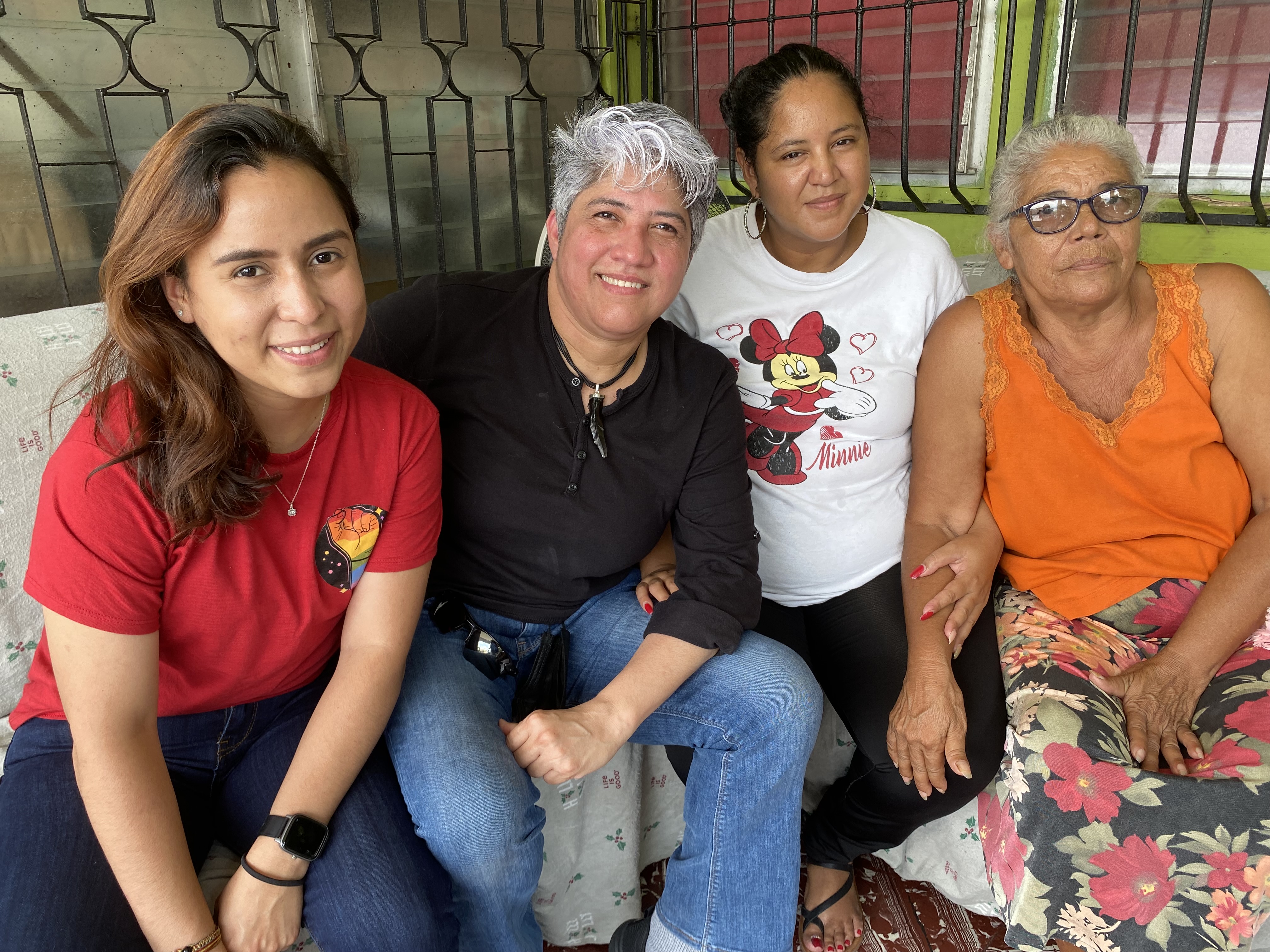 La madre de Vicky Hernández, Rosa Argelia Hernández Martínez; su hermana, Merelin Tatiana Rápalo Hernández, y su sobrina, Argelia Johana Reyes Ríos.; en compañía de una de las organizaciones representantes, Cattrachas.