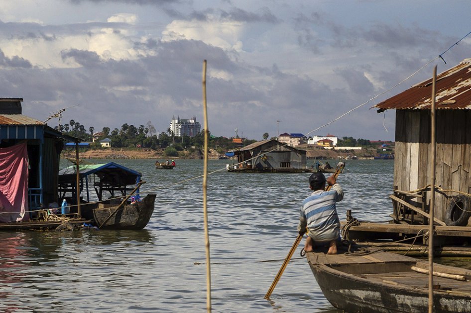 Desalojo de casas flotantes muestra el desamparo de vietnamitas en Camboya