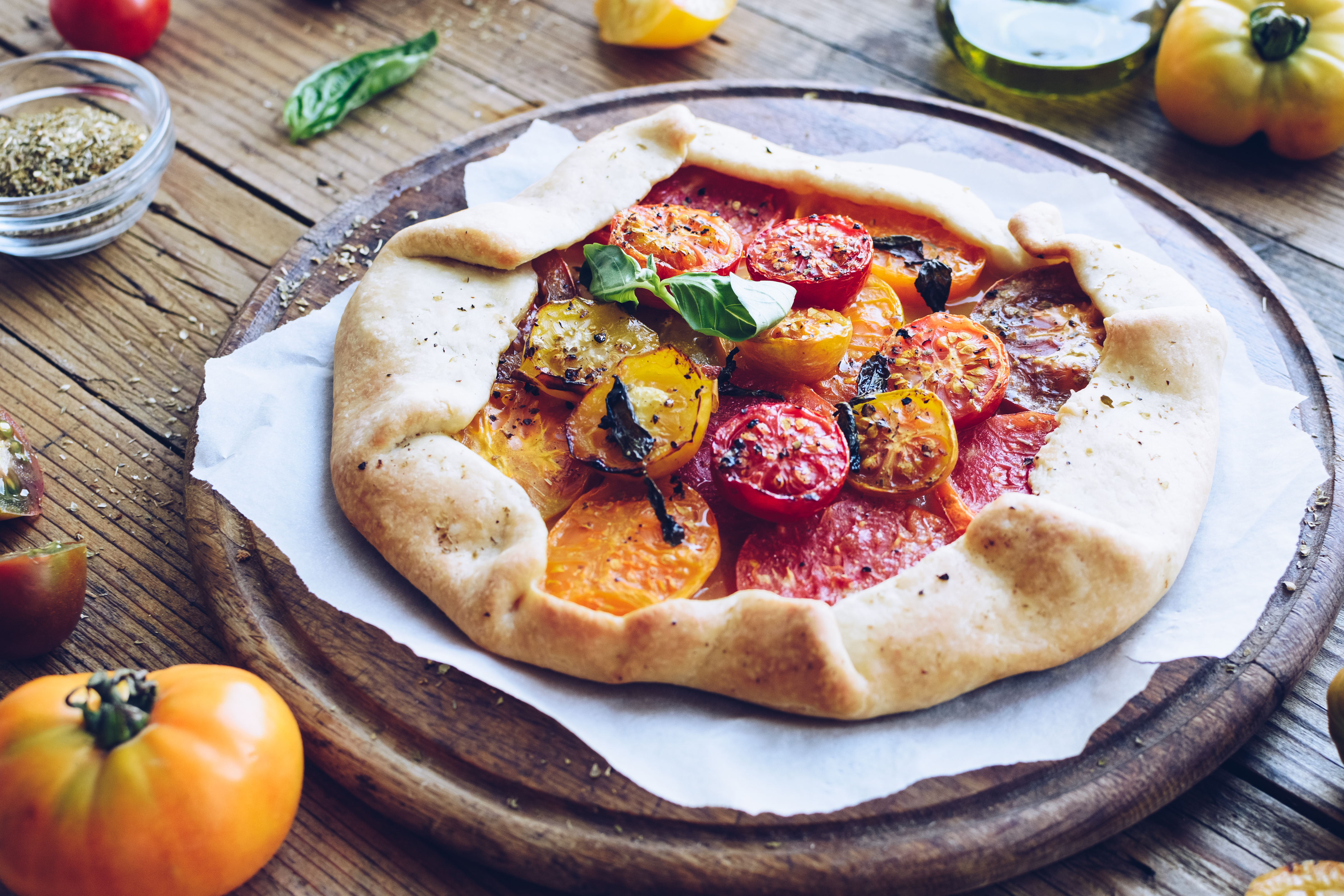 Galette rellena con tomate cherry y mezcla de quesos