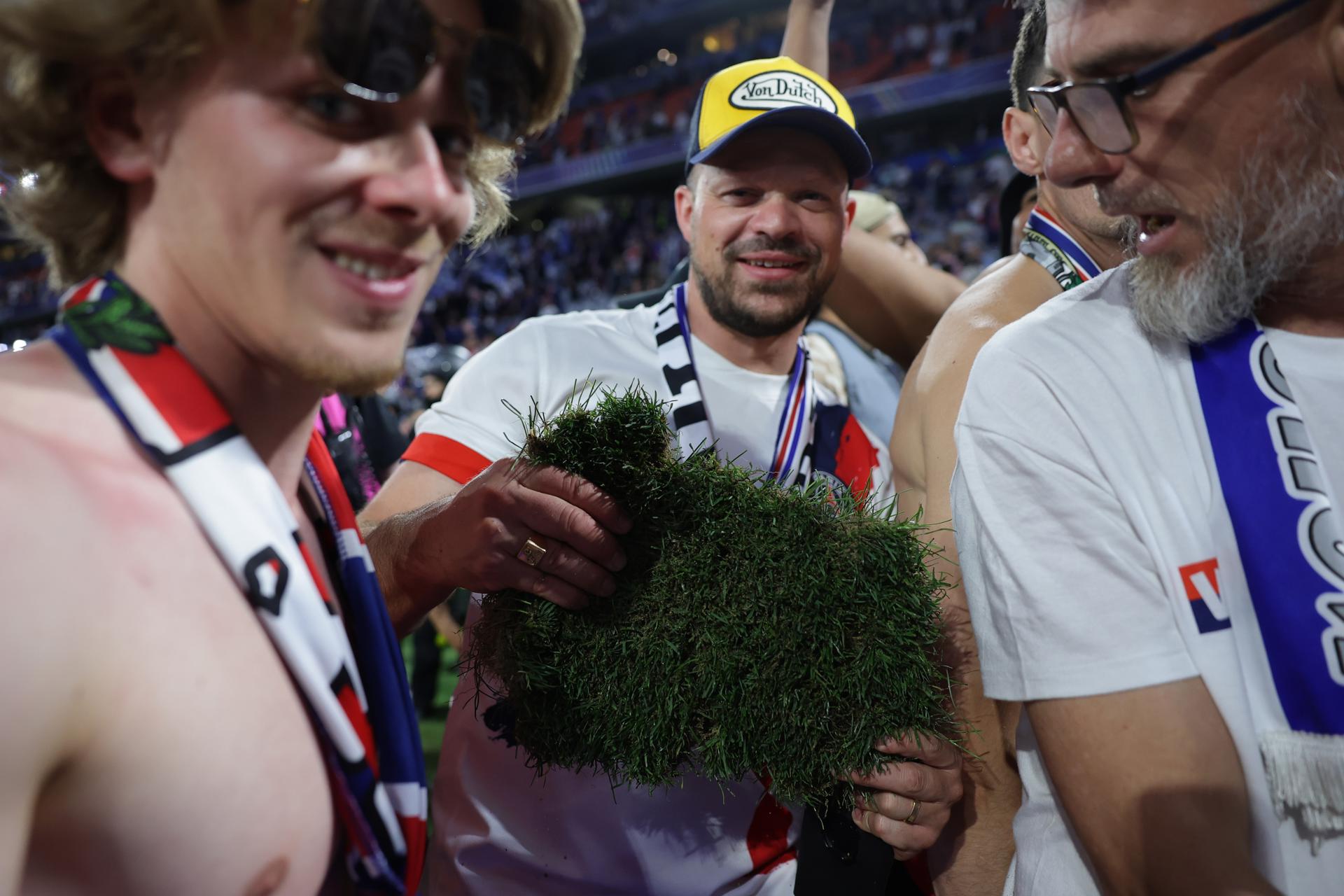 Munich (Germany), 31/05/2025.- Supporters of PSG celebrate with a piece of turf after winning the UEFA Champions League final between Paris Saint-Germain and Internazionale Milano, in Munich, Germany 31 May 2025. (Liga de Campeones, Alemania) EFE/EPA/CHRISTOPHER NEUNDORF
