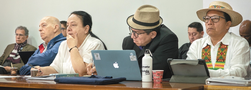 El comisionado de paz, Otty Patiño (izq.) junto a los delegados en la mesa de diálogos con el EMC.