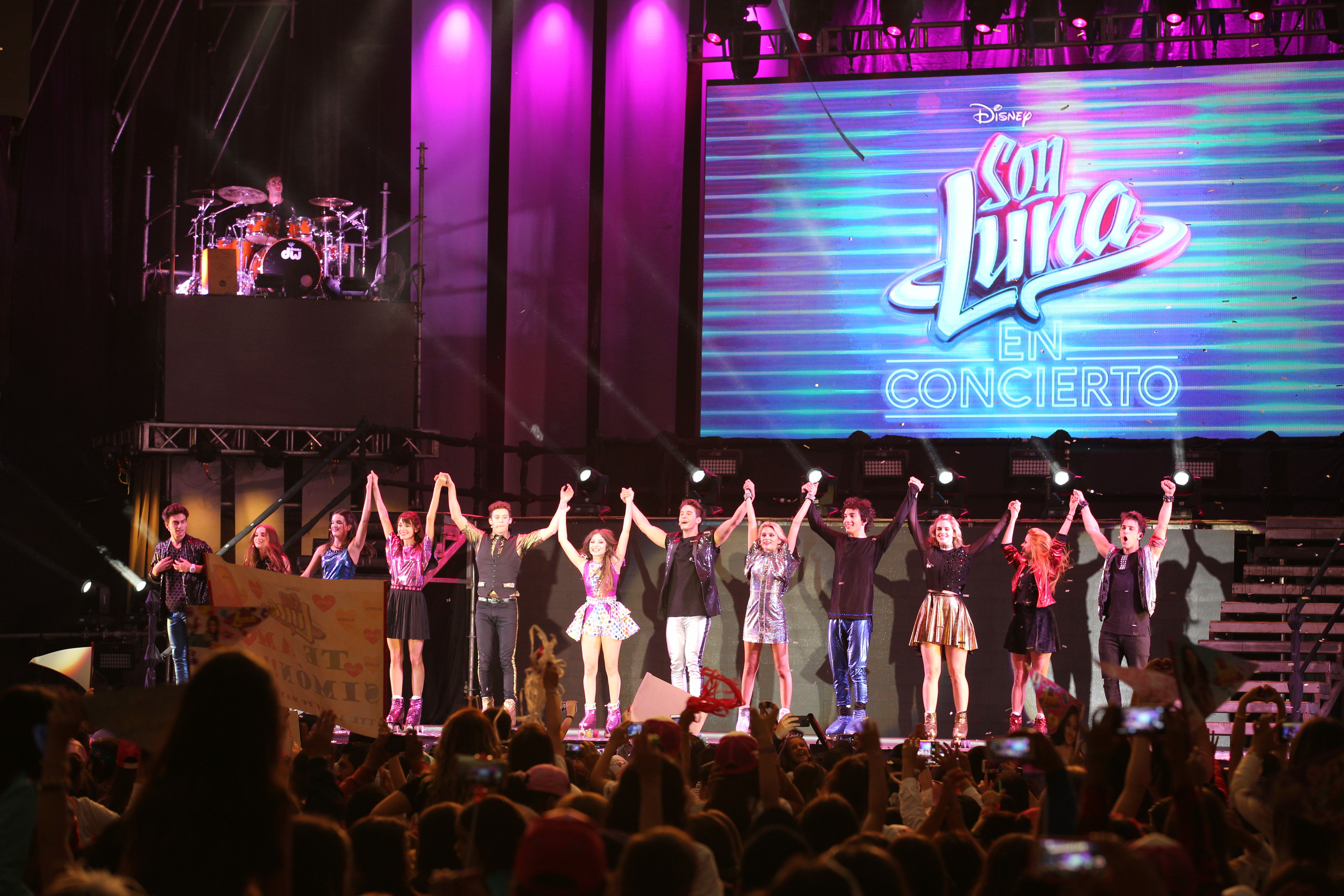 Parte del elenco de "Soy Luna" durante su presentación en vivo en Bogotá.