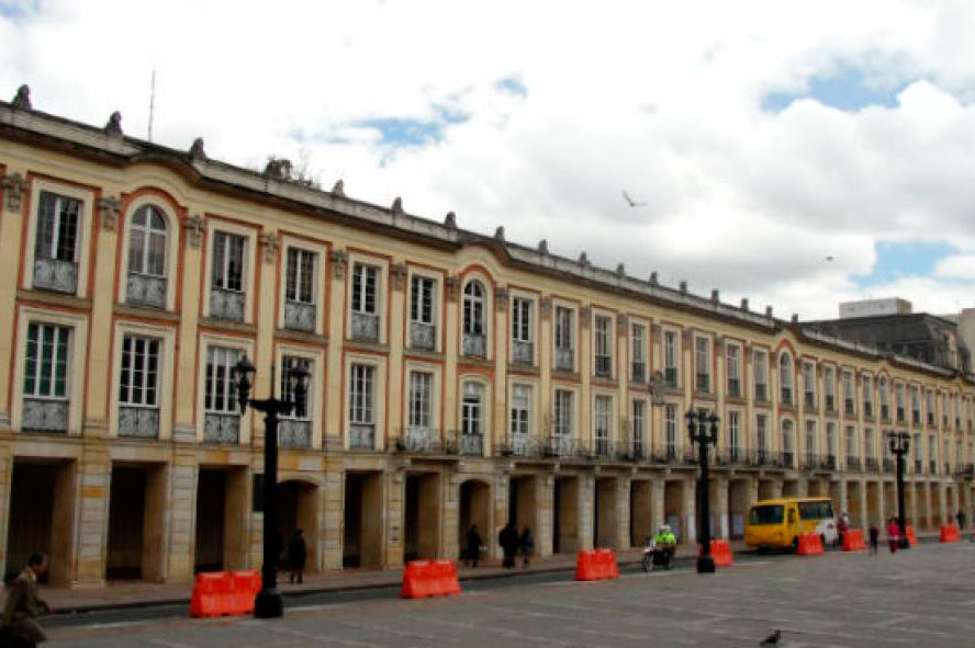 A un año de elecciones en Bogotá, ninguno de los candidatos convence a la mayoría