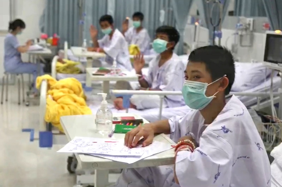 Los niños atrapados en la cueva de Tailandia salen del hospital
