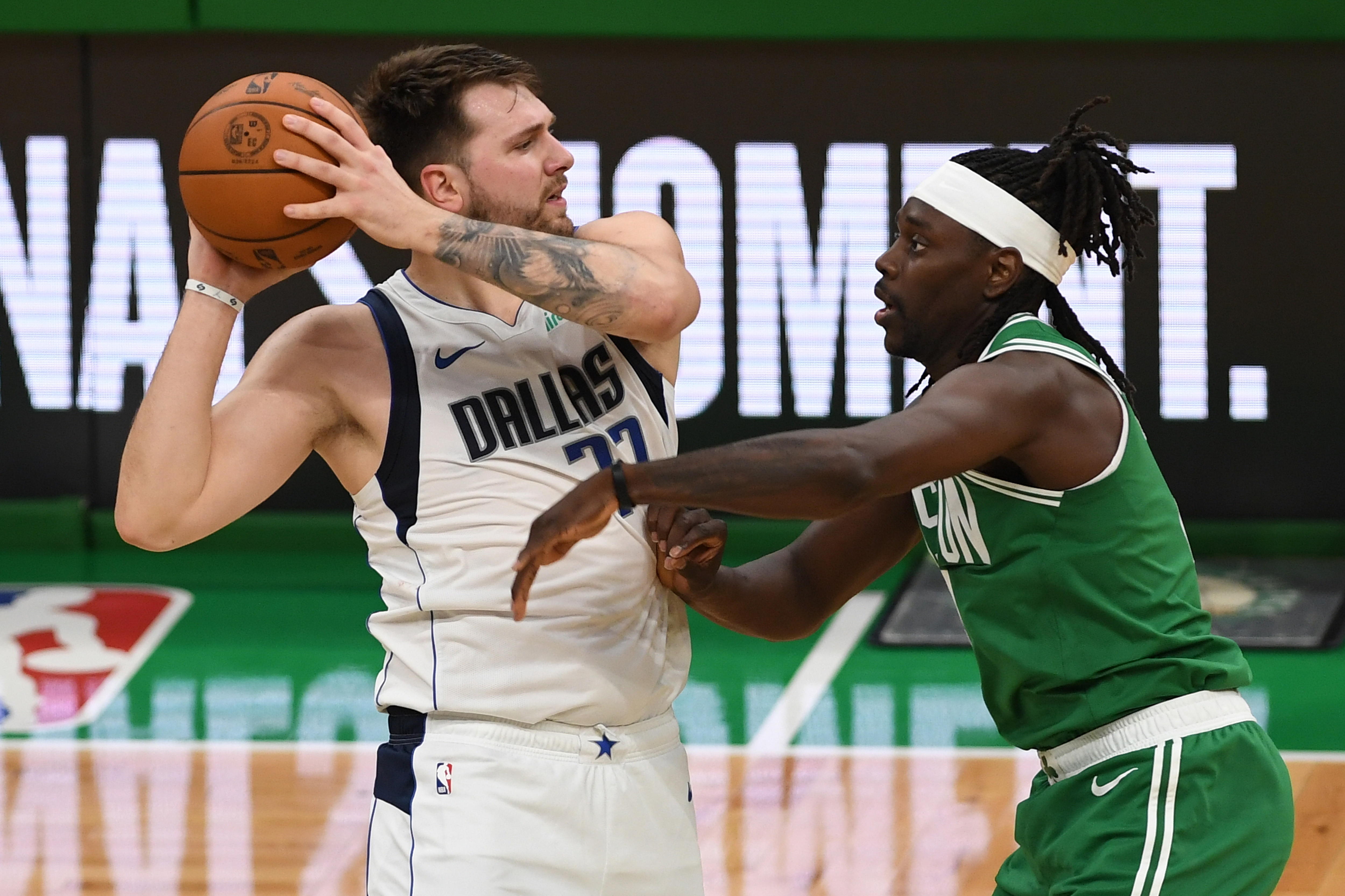 Boston (United States), 18/06/2024.- Dallas Mavericks guard Luka Doncic (L) in action against Boston Celtics guard Jrue Holiday (R) during the first half of the NBA Finals game five between the Dallas Mavericks and the Boston Celtics in Boston, Massachusetts, USA, 17 June 2024. (Baloncesto) EFE/EPA/AMANDA SABGA SHUTTERSTOCK OUT