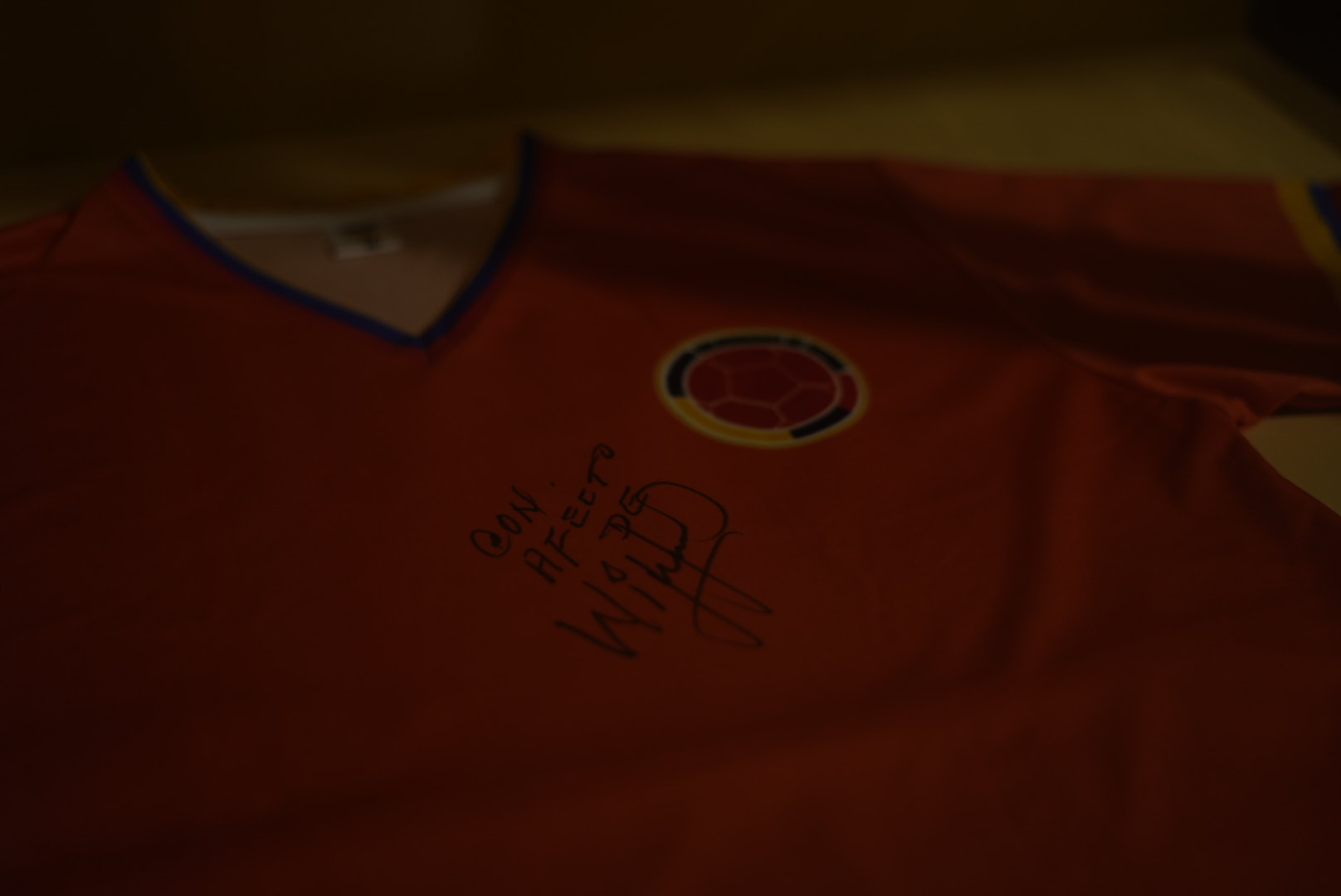 El fútbol como elemento de devoción. Camiseta del futbolista Willington Ortiz.