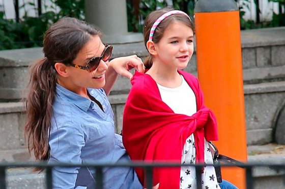Katie Holmes y su hija Suri. / Archivo Bang Showbiz