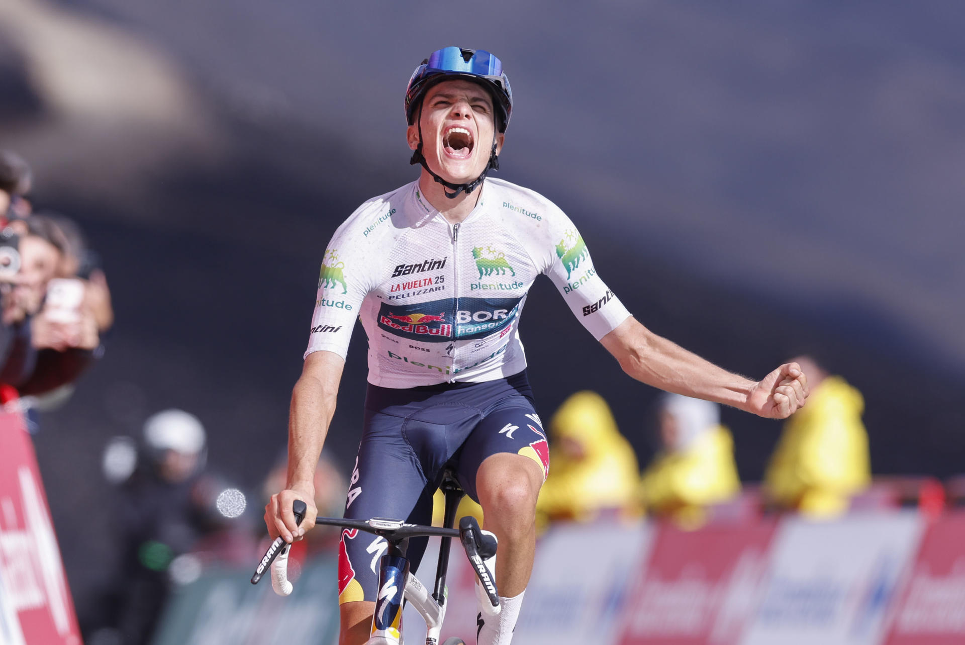 ALTO DE EL MORREDERO (EL BIERZO-LEÓN), 10/09/2025.-El ciclista italiano Giulio Pellizzari, del equipo Red Bull-BORA-hansgrohe, se proclama vencedor de la etapa 17 de la Vuelta Ciclista a España disputada este miércoles entre O Barco de Valdeorras (Ourense) y Alto de El Morredero (EL Bierzo-León), de 143,2km de recorrido. EFE/ Javier Lizón