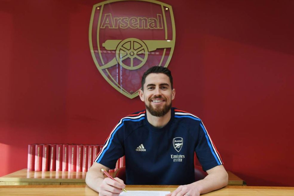 Jorginho firmando su contrato este martes con Arsenal.
