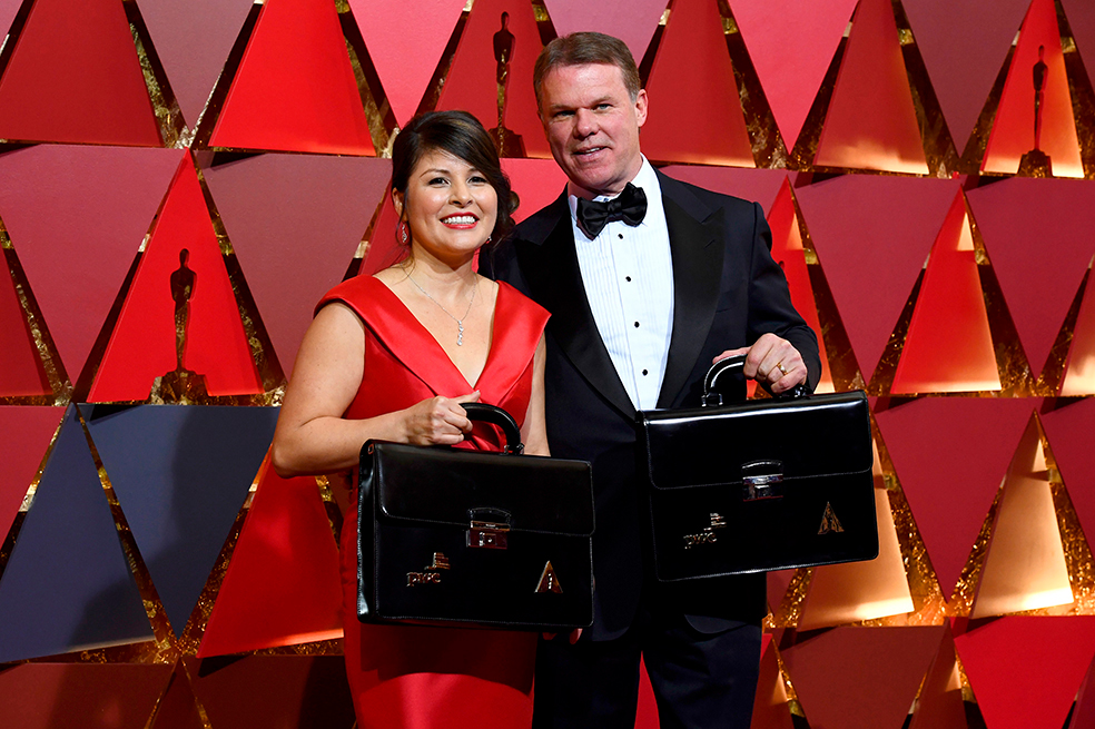 Martha L. Ruiz y Brian Cullinan, representantes de PricewaterhouseCoopers. / AFP