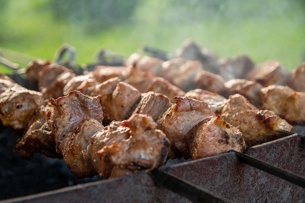 Receta: así se preparan unos ricos pinchos de chicharrón