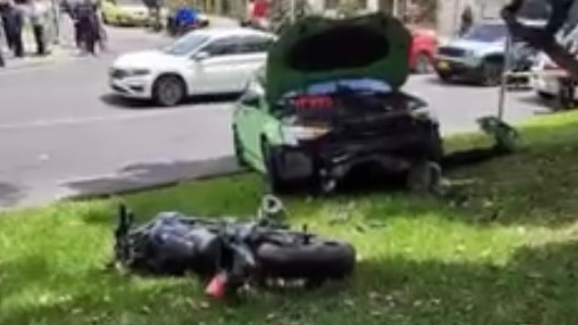 Las autoridades hicieron presencia en el lugar para poder extraer el cuerpo del motero que se encontraba debajo del carro.