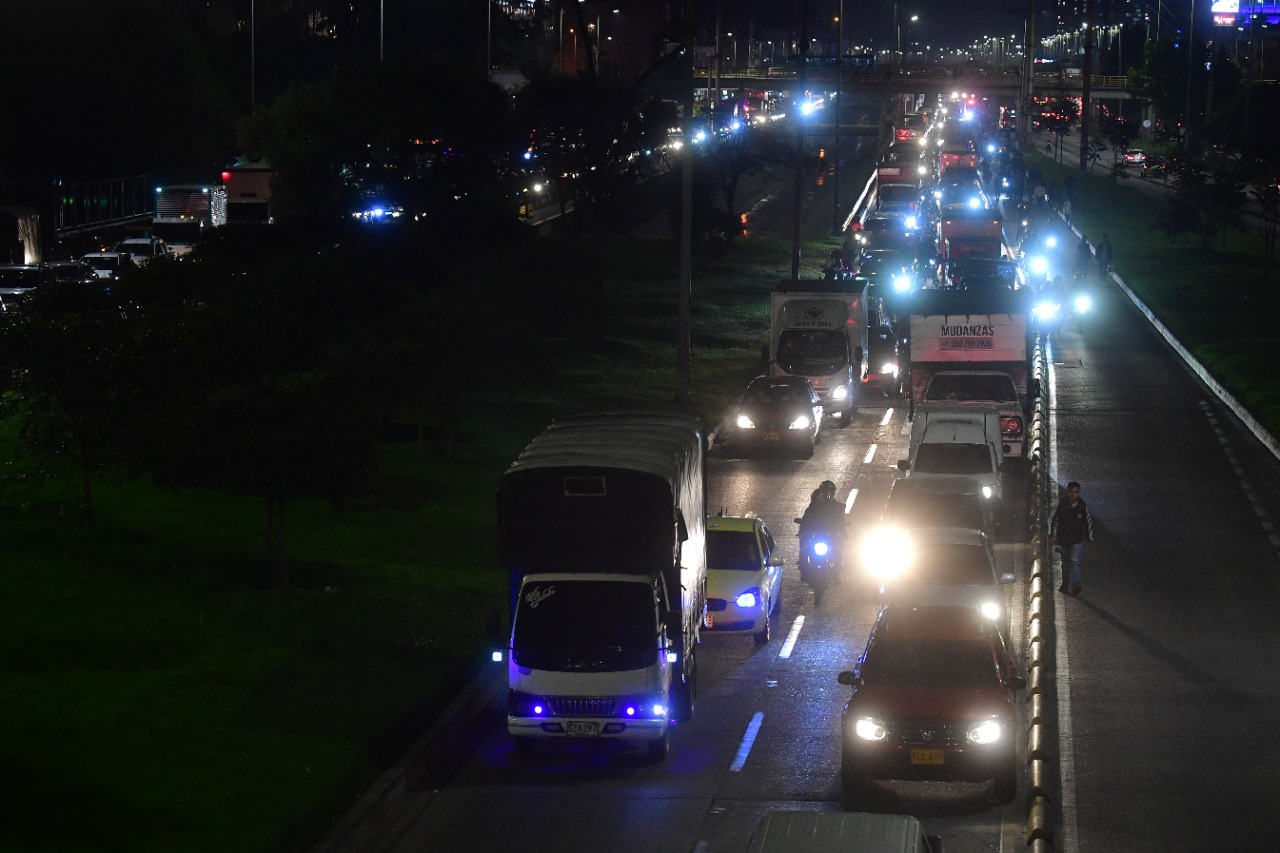 A las 9 p.m. también se registran bloqueos en la calle 13 con avenida 68 de oriente a occidente.