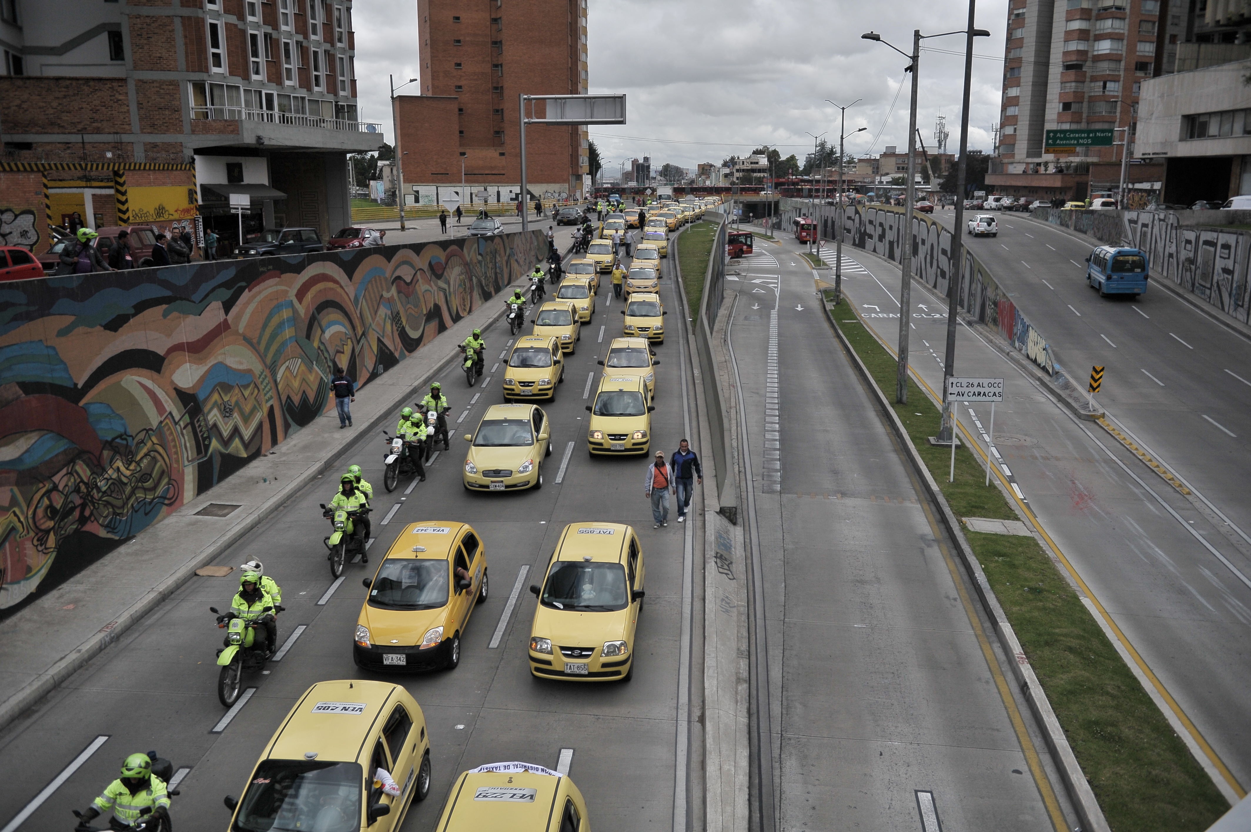 Paro de taxistas en Bogotá cerró con bloqueos en la calle 26