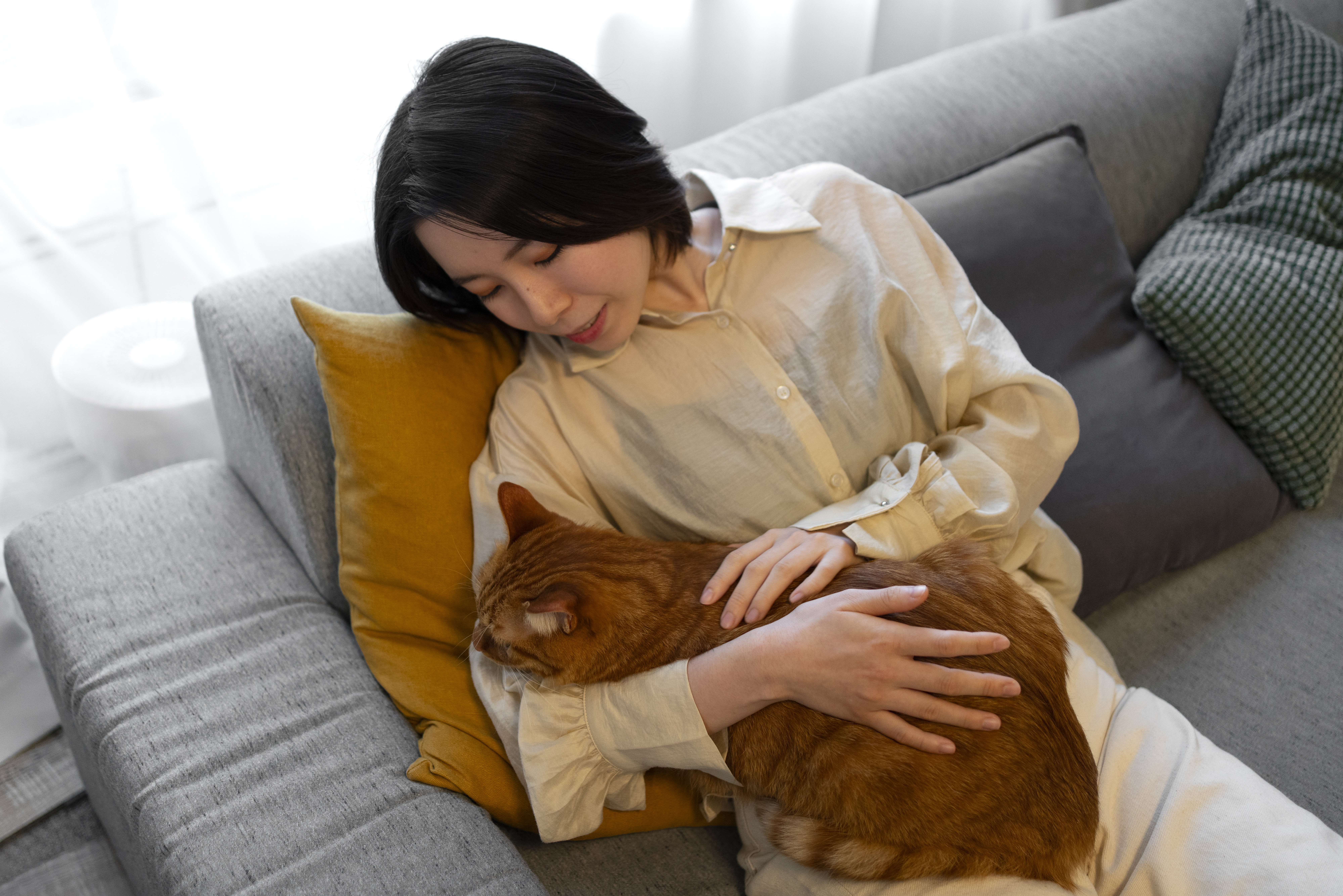 ¿Cómo actúa un gato con una mujer embarazada?
