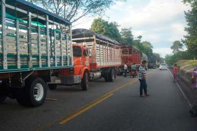 Campesinos bloquean la vía a la costa en Valdivia, Antioquia