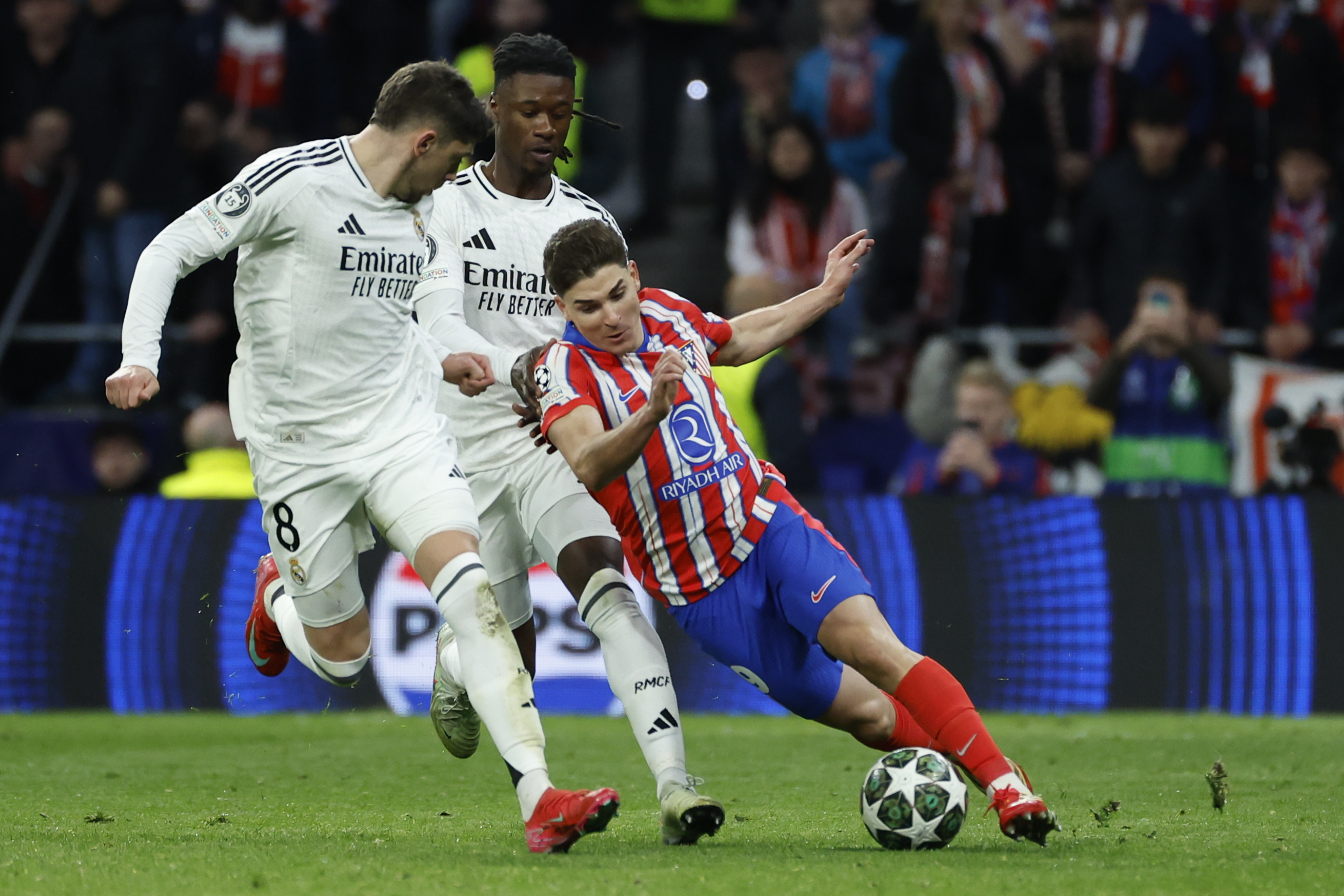 La UEFA aseguró que Julián Álvarez tocó dos veces el balón en el penalti anulado
