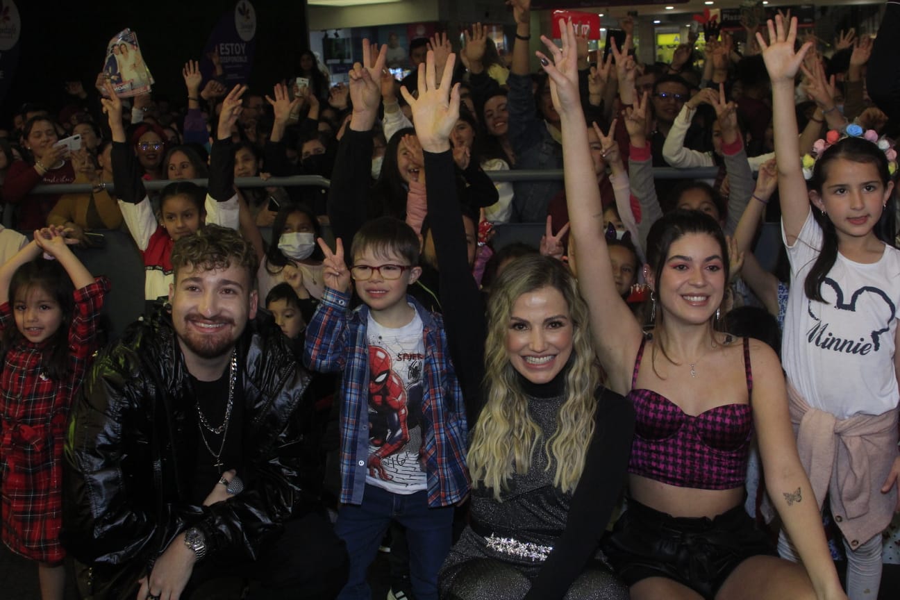 Fanny Lu, Gia y Teo compartiendo con el público del Centro Comercial Santafé.