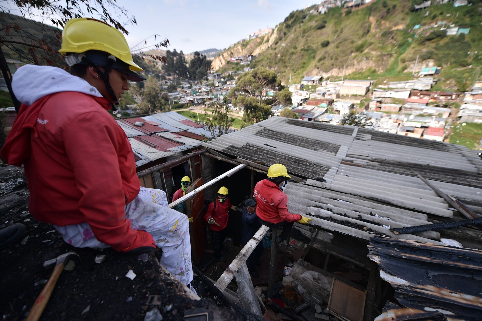 El operativo dejó el desmonte de 28 estructuras deshabitadas por el riesgo de deslizamiento en el sector, el cual aumenta durante la temporada de lluvias.
