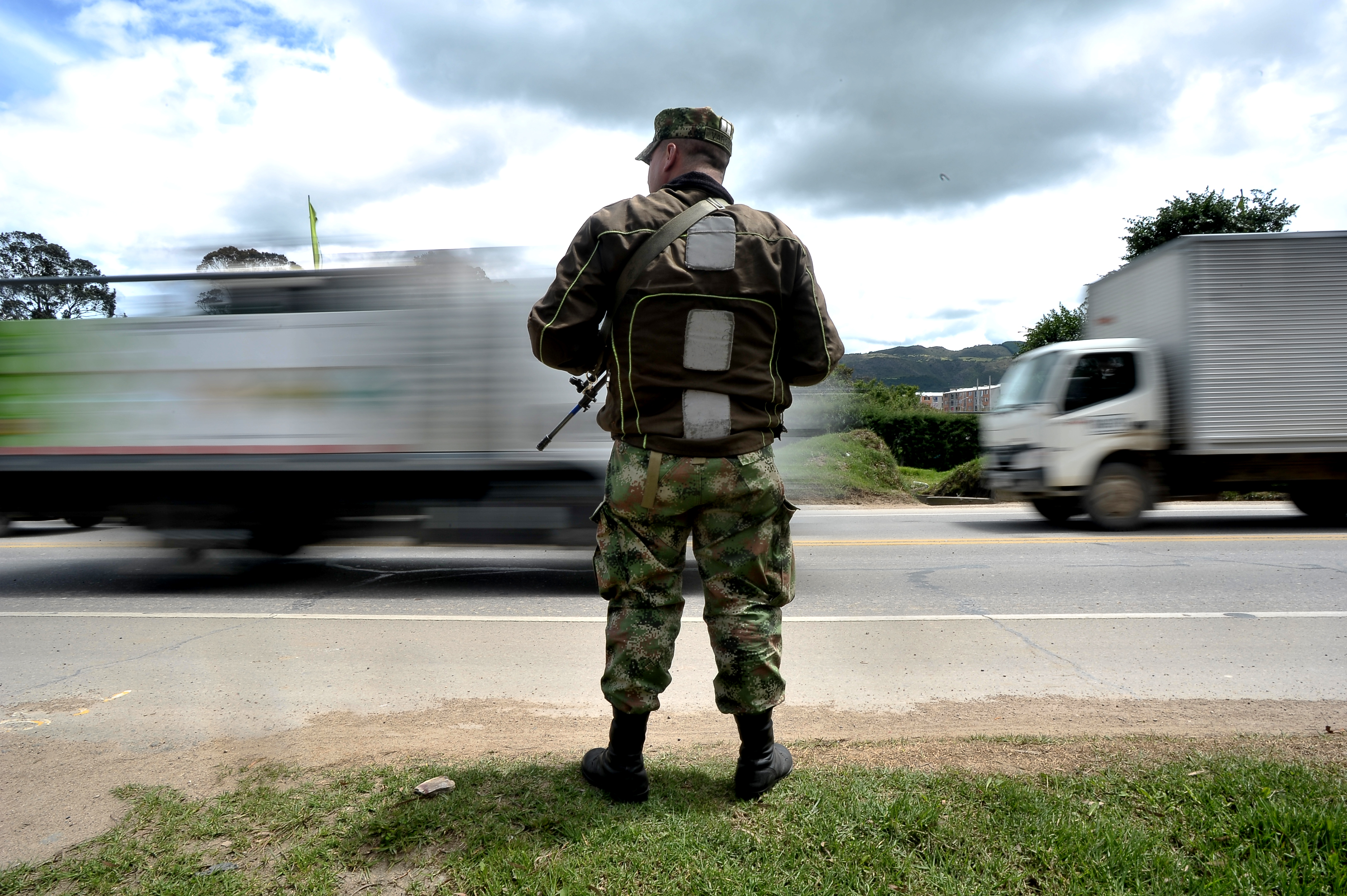 Vigilancia por parte de la fuerza pública en la vía Bogotá-Briceño, para garantizar la movilidad durante el paro camionero.