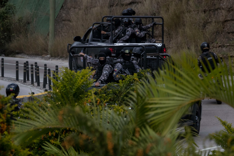  Agentes de las Fuerzas Armadas Bolivarianas cruzan en una camioneta hacia el lugar donde se realiza una operación contra el grupo liderado por el policía Óscar Pérez  en el barrio El Junquito, en Caracas (Venezuela).  / EFE
