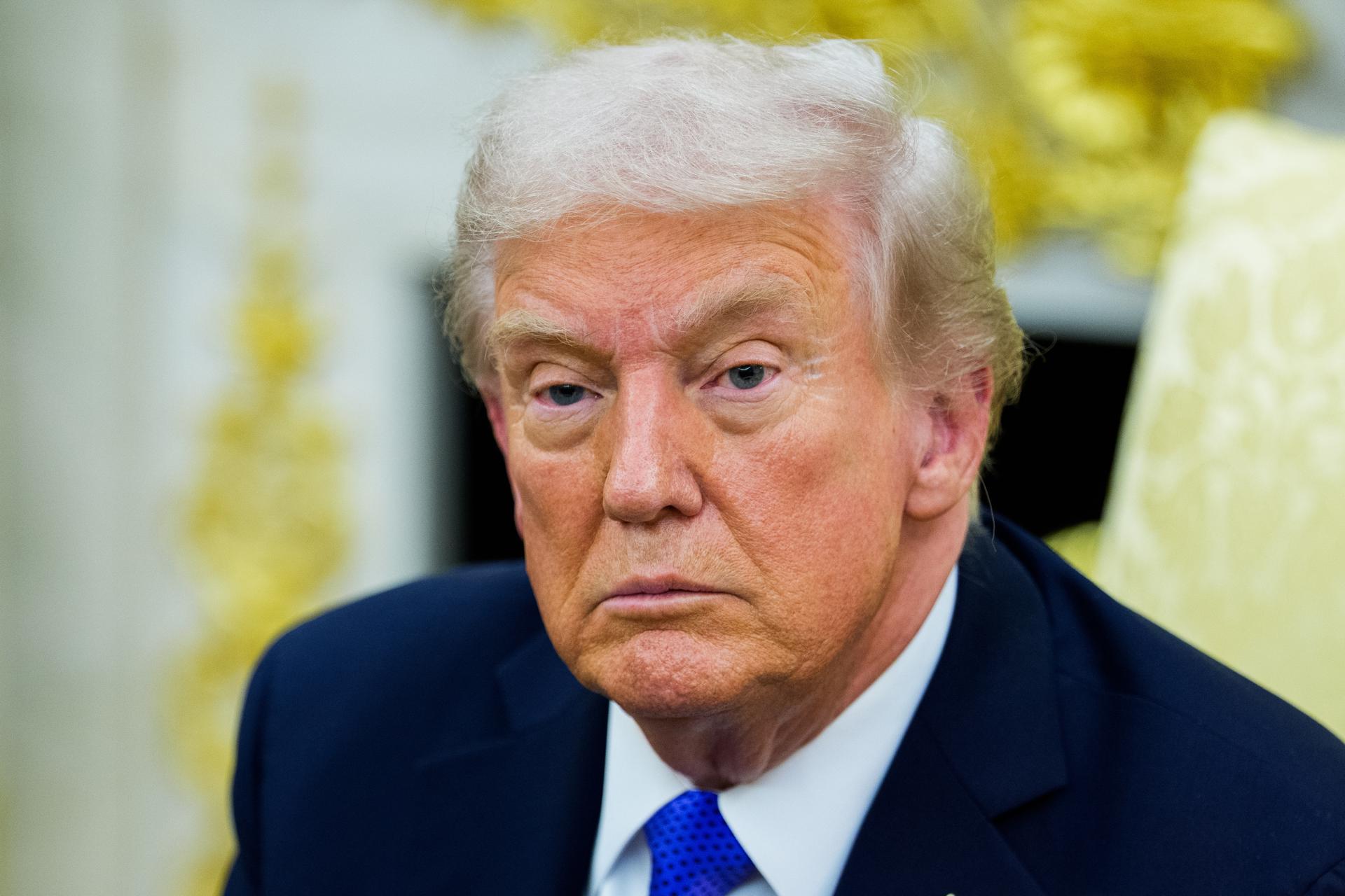 Washington (United States of America), 23/10/2025.- US President Donald J. Trump gives remarks as he meets with NATO Secretary General Mark Rutte in the Oval Office of the White House in Washington, DC, USA, 22 October 2025. The leaders met to discuss continued support for Ukraine. (Ucrania) EFE/EPA/AARON SCHWARTZ / POOL
