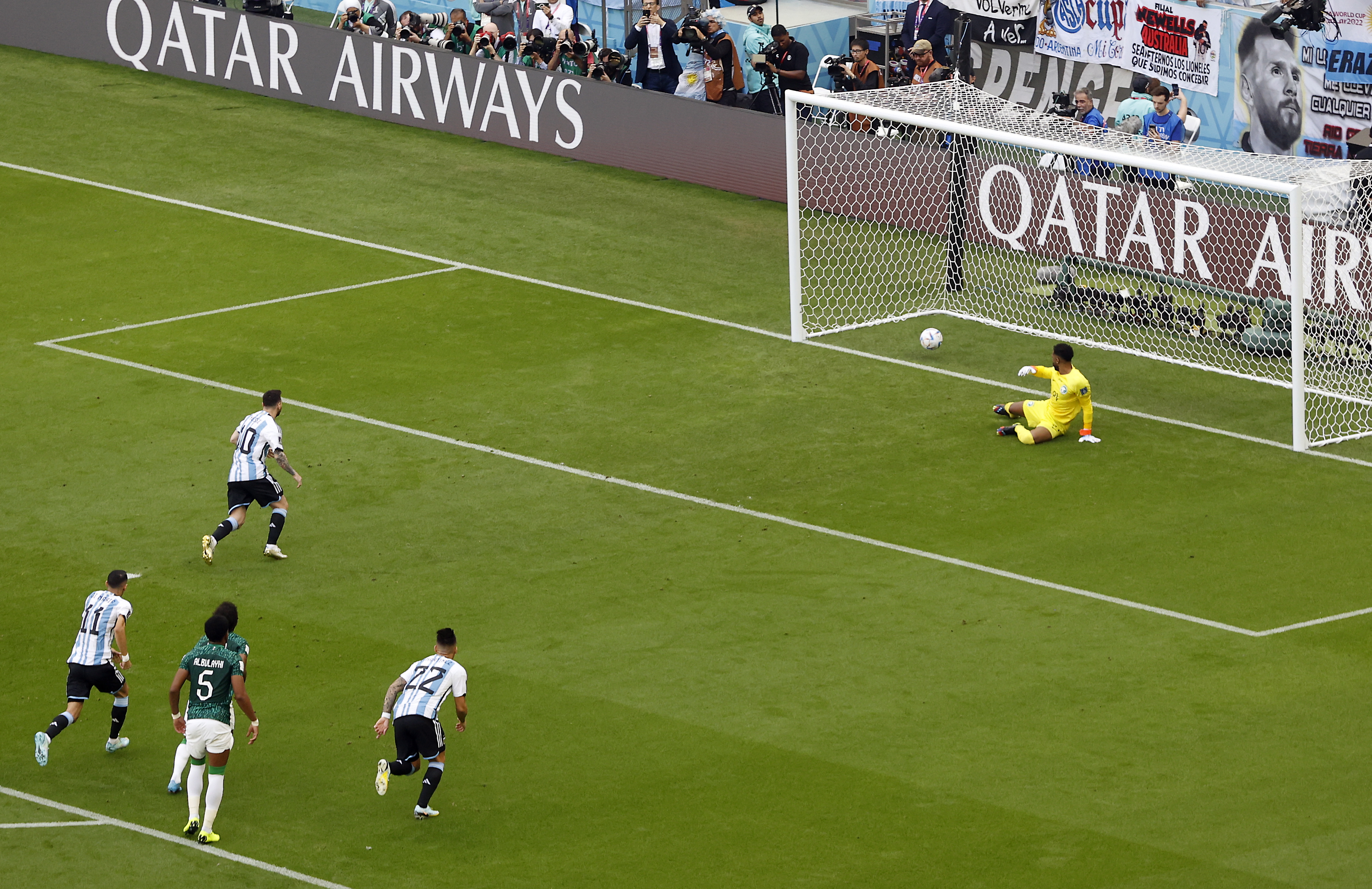 Lusail (Qatar), 22/11/2022.- Lionel Messi of Argentina (CL) scores the 1-0 by penalty during the FIFA World Cup 2022 group C soccer match between Argentina and Saudi Arabia at Lusail Stadium in Lusail, Qatar, 22 November 2022. (Mundial de Fútbol, Arabia Saudita, Estados Unidos, Catar) EFE/EPA/Rungroj Yongrit