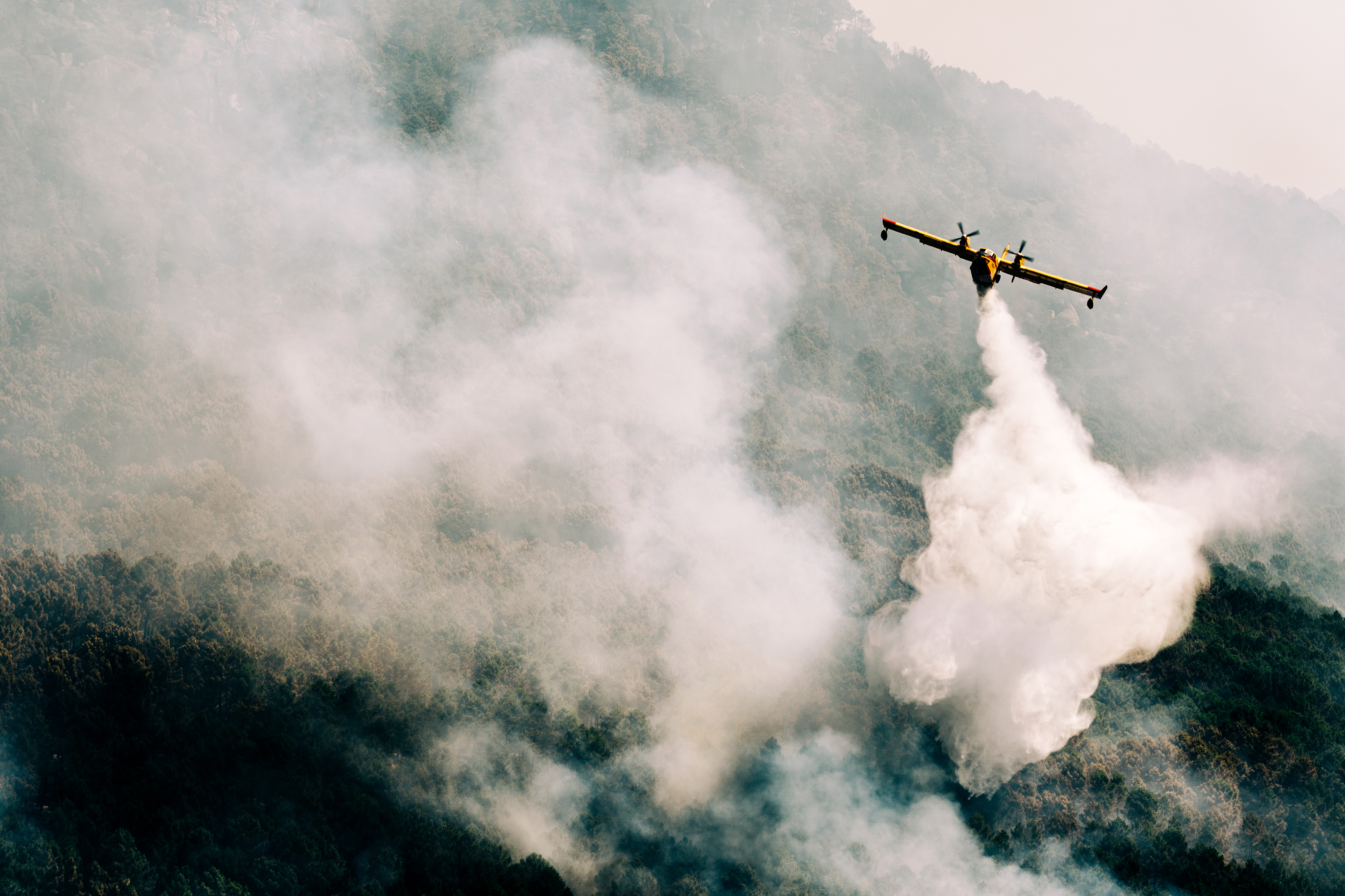-FOTODELDIA- GRAF9393. SANTA CRUZ DEL VALLE (ÁVILA), 06/08/2022.- Las elevadas temperaturas y la complicada orografía de la zona hacen que los responsables del operativo de extinción del incendio que se declaró el viernes en Santa Cruz del Valle (Ávila) no prevean este sábado una evolución favorable del fuego durante este sábado. EFE/ Raúl Sanchidrián
