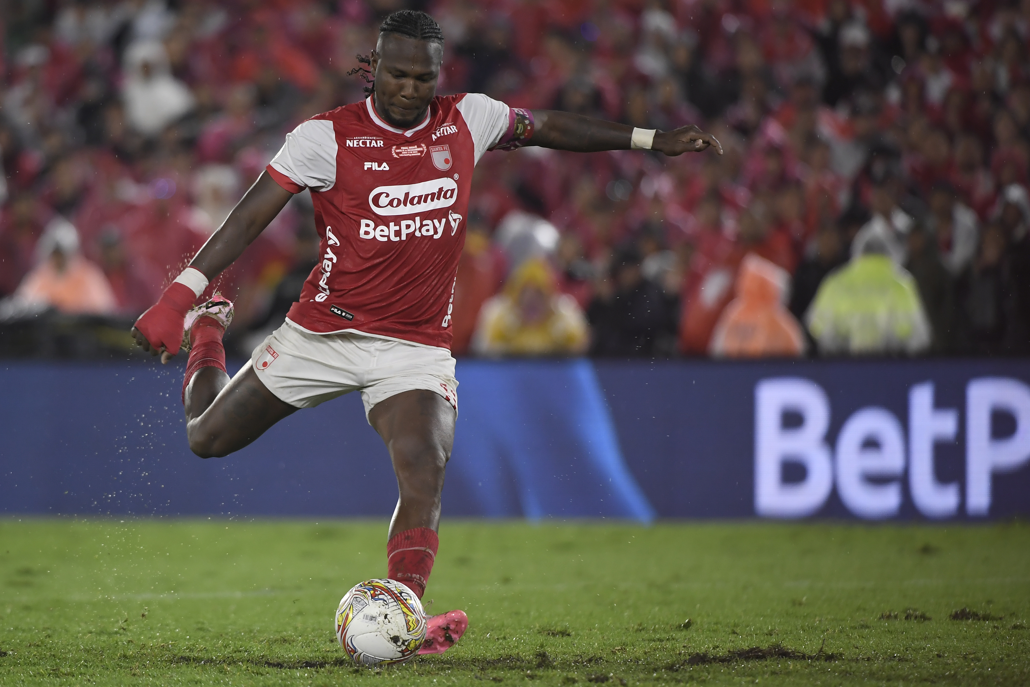 Futbolista colombiano, delantero de Santa Fe, en el partido ante Bucaramanga, por la final de la Liga BetPlay 2024-I.