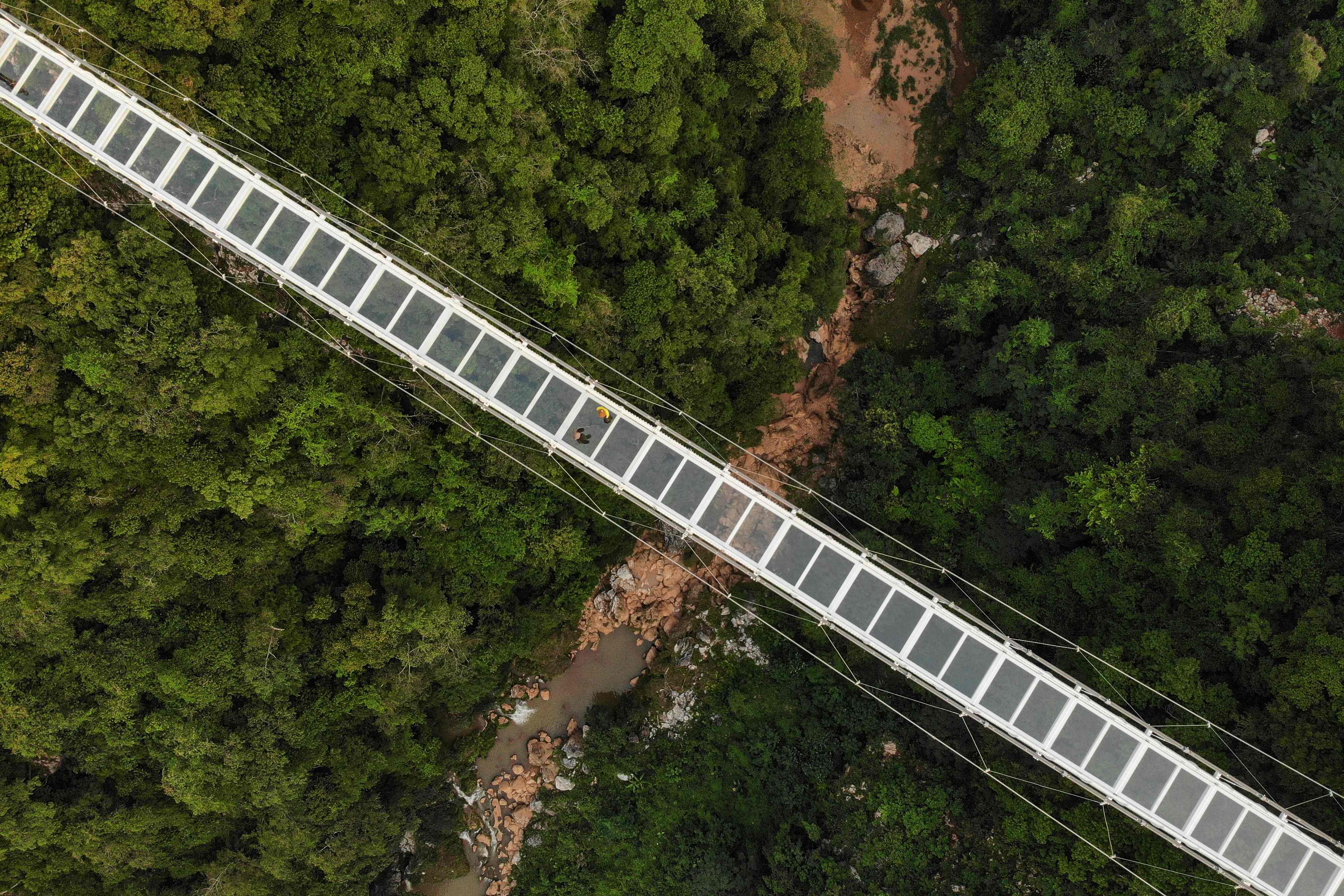 ¡Impresionante!: el puente de cristal que Vietnam construyó entre dos montañas