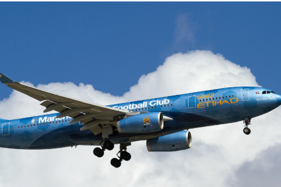 El Manchester City estrena técnico, escudo y avión