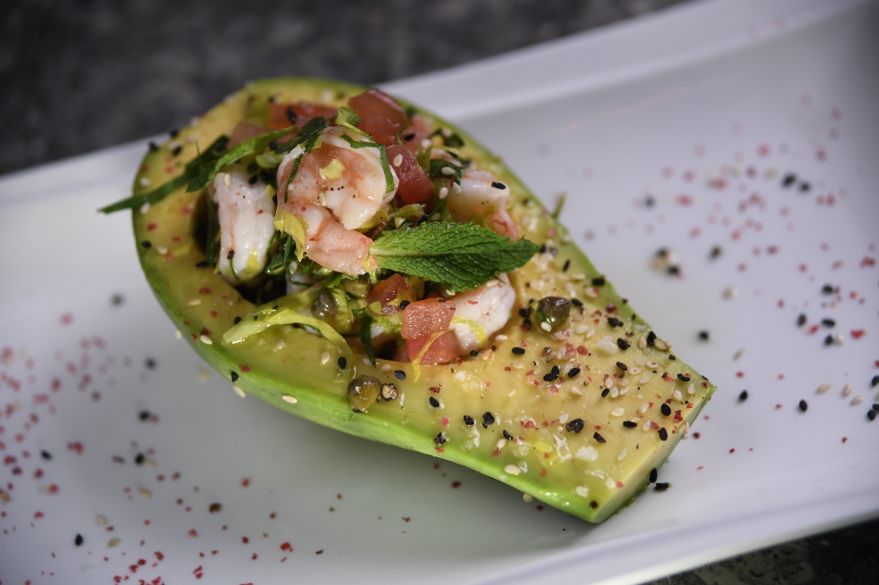 Ensalada de camarones y rúgula sobre aguacate Hass