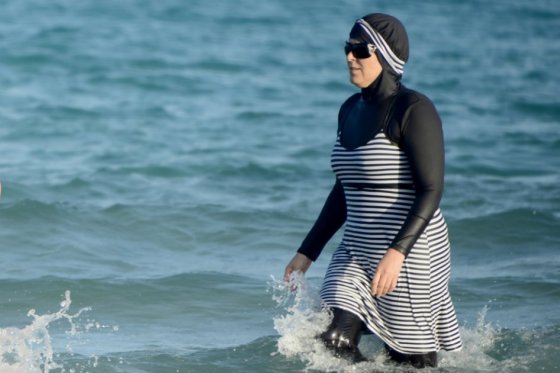 El burkini es un bañador que cubre todo el cuerpo de las mujeres. La prenda solo deja al descubierto la cara las manos y los pies. / AFP