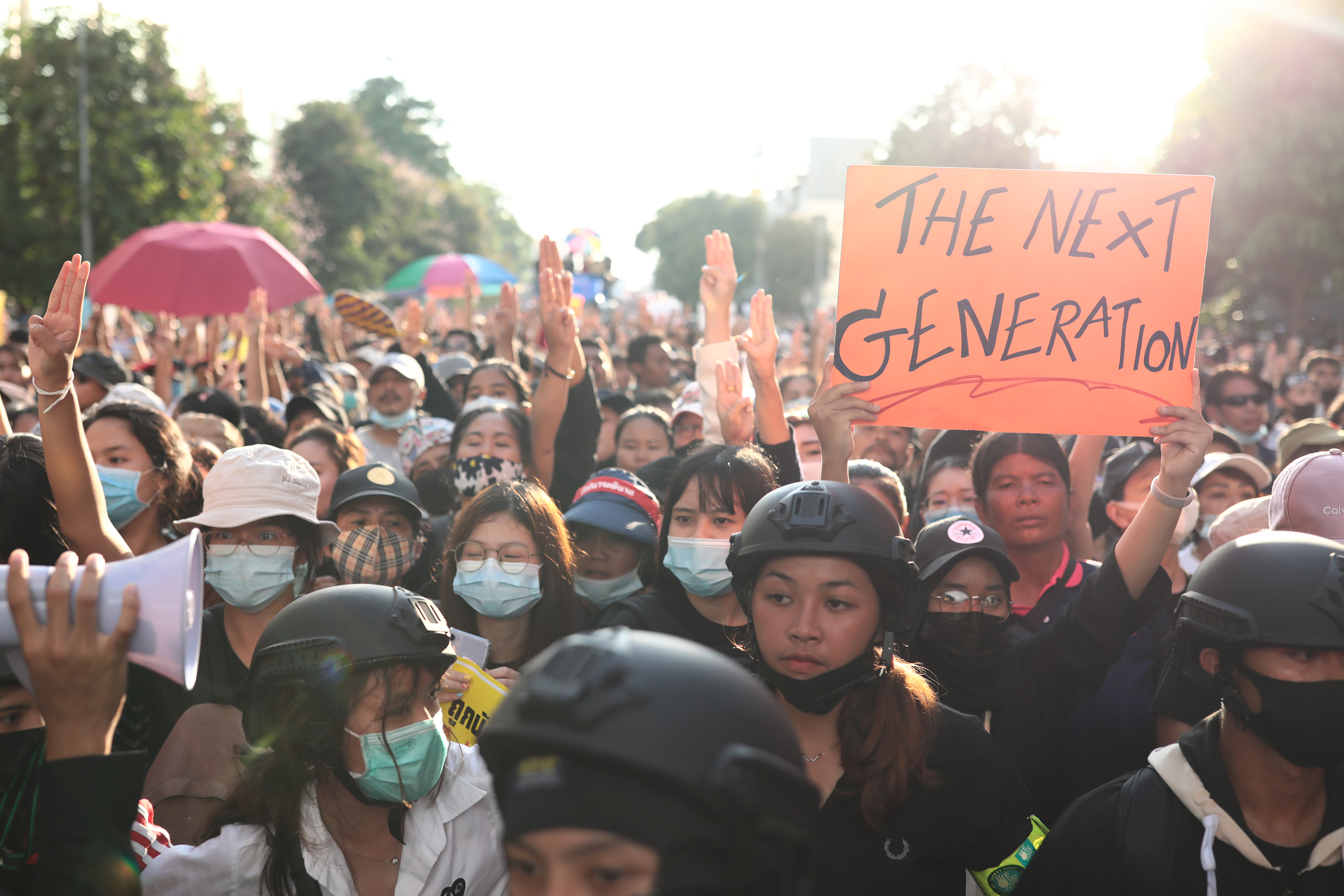 Desde hace semanas, los manifestantes tailandeses piden la disolución del parlamento con la dimisión del primer ministro Prayut Chan O Cha, la revisión de la Constitución de 2017, considerada demasiado favorable al ejército, y una revisión del papel y el poder de la monarquía, un tema totalmente tabú en el país.