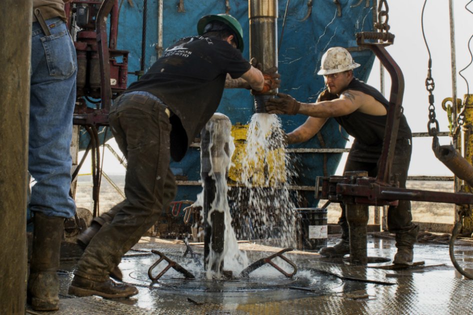 Producción petrolera del país cayó en agosto a 966.000 barriles diarios
