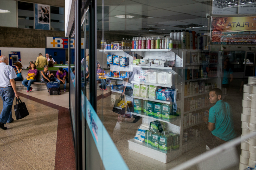 Miedo a la escasez alienta compras en una caótica Venezuela