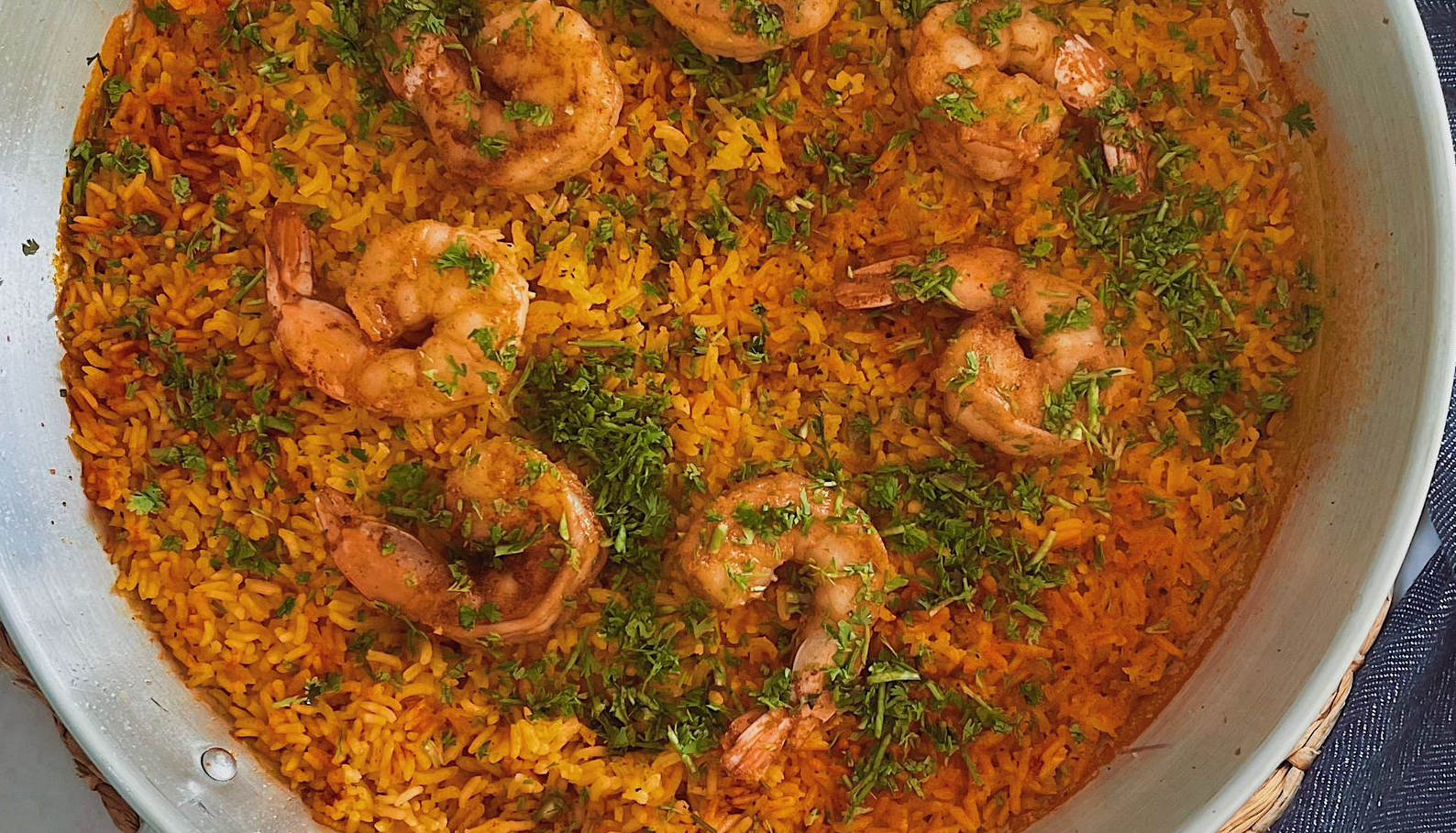 Aquí está la receta para preparar arroz con langostinos en casa