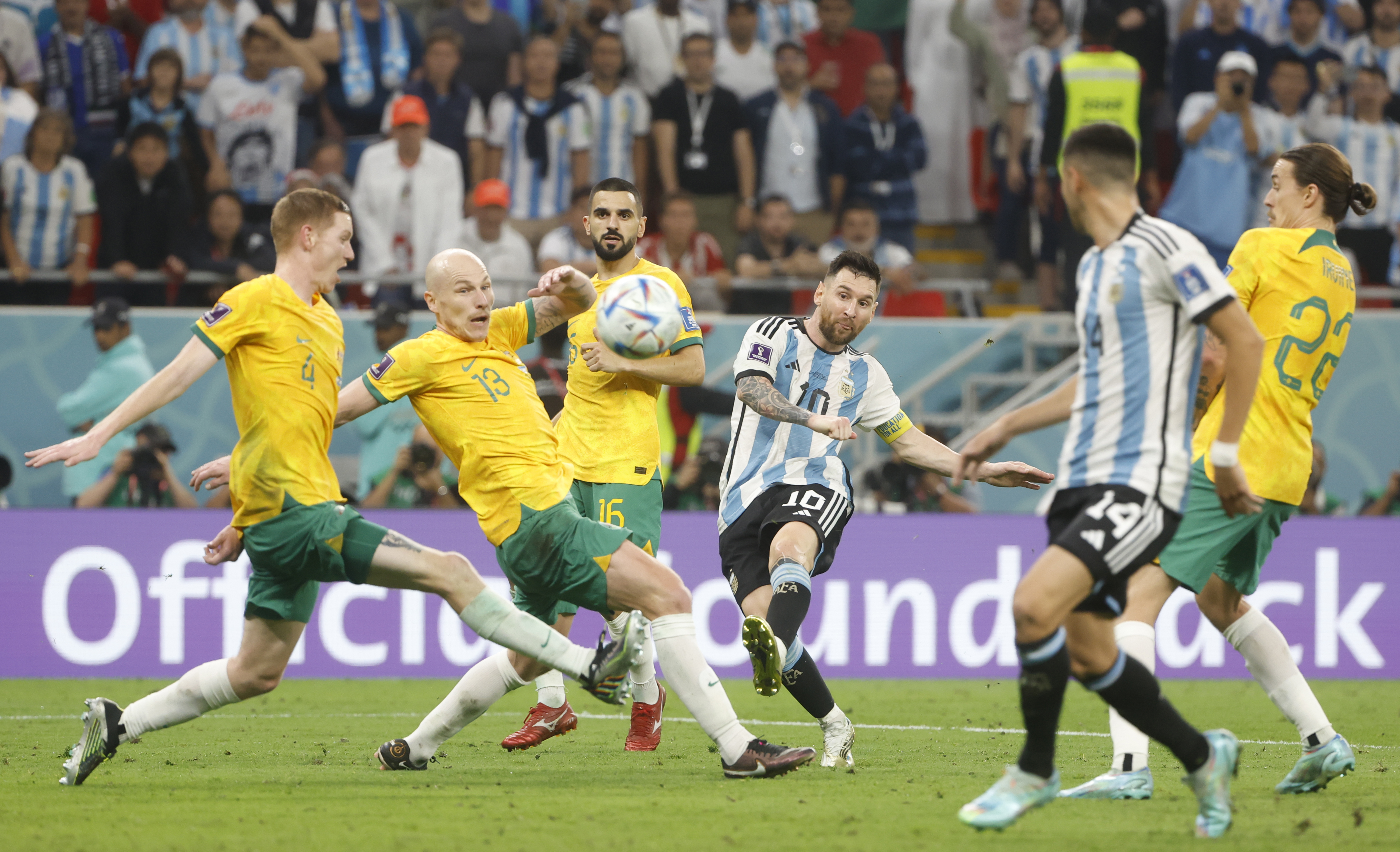 GR6505. RAYÁN (CATAR), 03/12/2022.- Lionel Messi (c) de Argentina patea un balón hoy, en un partido de los octavos de final del Mundial de Fútbol Qatar 2022 entre Argentina y Australia en el estadio Ahmad bin Ali Stadium en Rayán (Catar). EFE/ Juan Ignacio Roncoroni