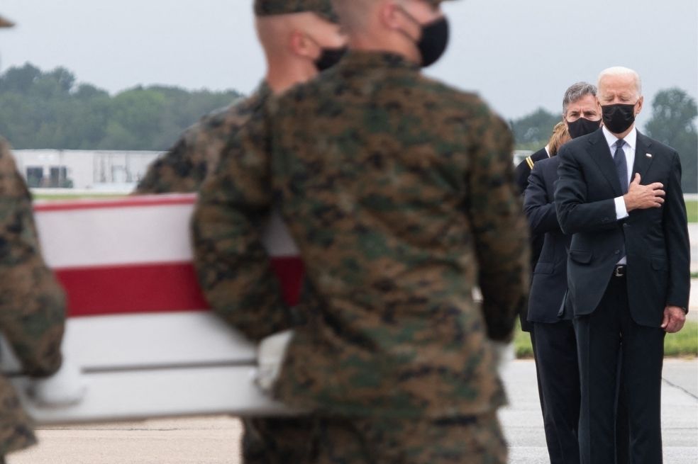 Biden se reúne con los familiares de los soldados muertos en Afganistán