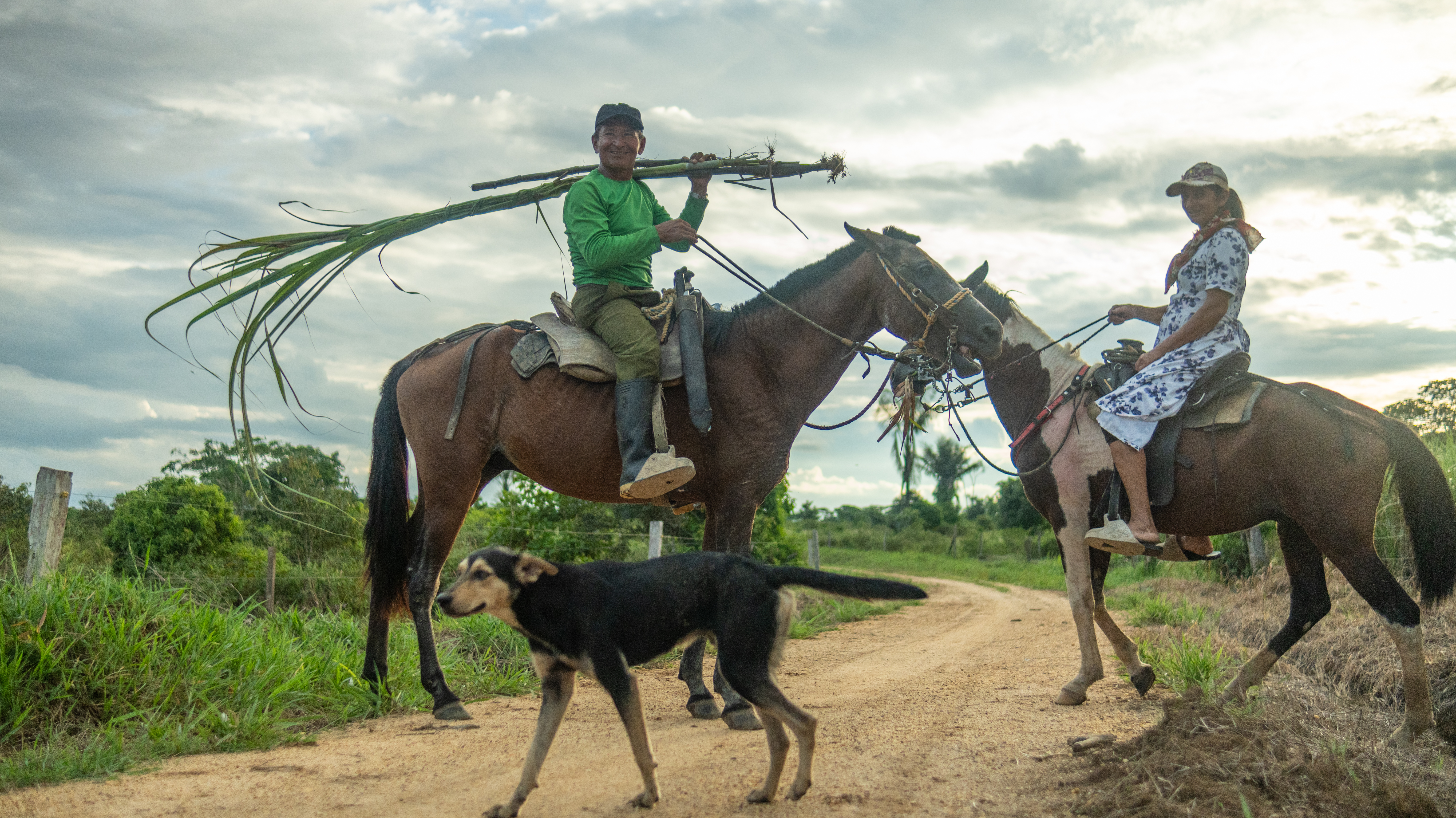 El territorio no es solo el espacio que habitan, sino que forma parte de la esencia de su identidad. Es su hogar, su historia y su futuro. En los espacios que Ambiente y Sociedad ha podido acompañar, mujeres y hombres trabajan conjuntamente para proteger su legado y lograr que este trascienda a las futuras generaciones.